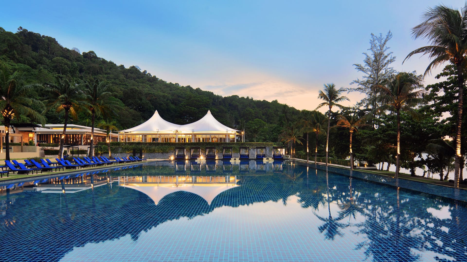 第 1，共 4 Hyatt Regency Phuket Resort White Canvas Infinity Pool Twilight