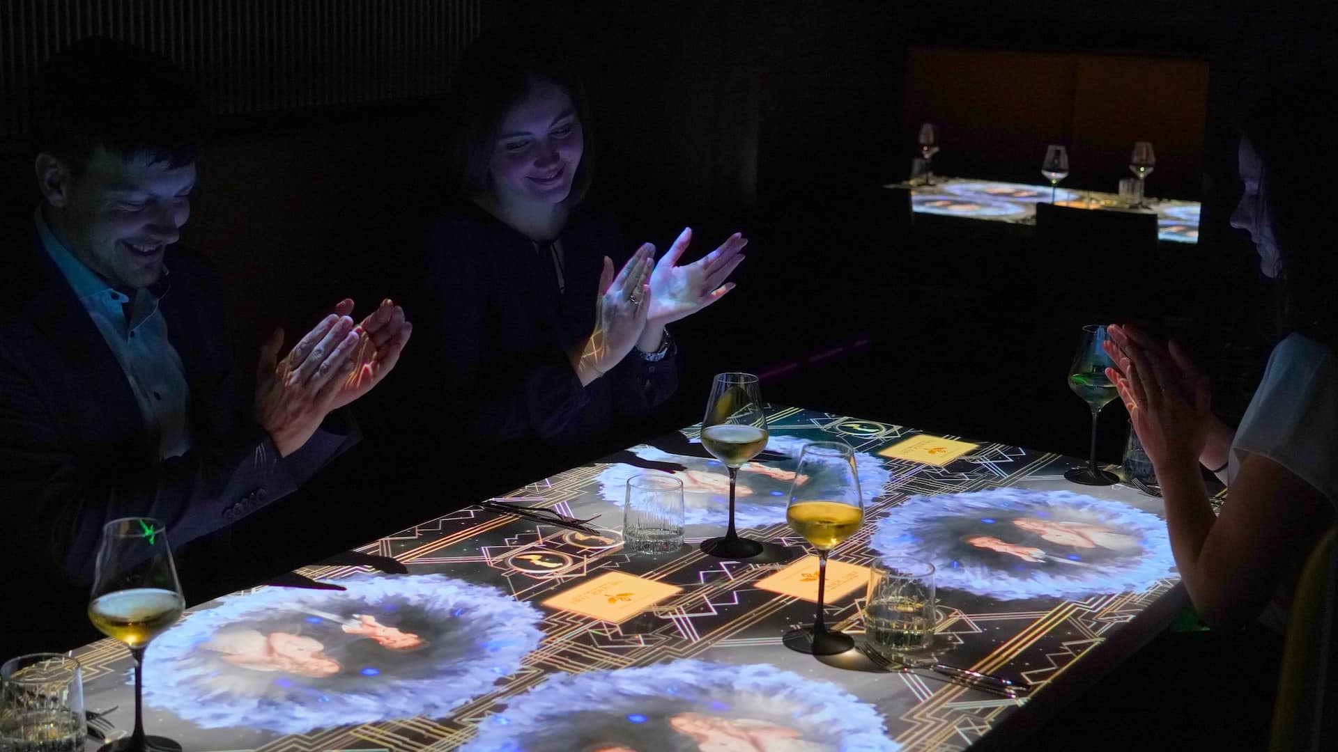 第 1，共 1 Grand Hyatt Hong Kong The Magic Table Guest Enjoying The Show