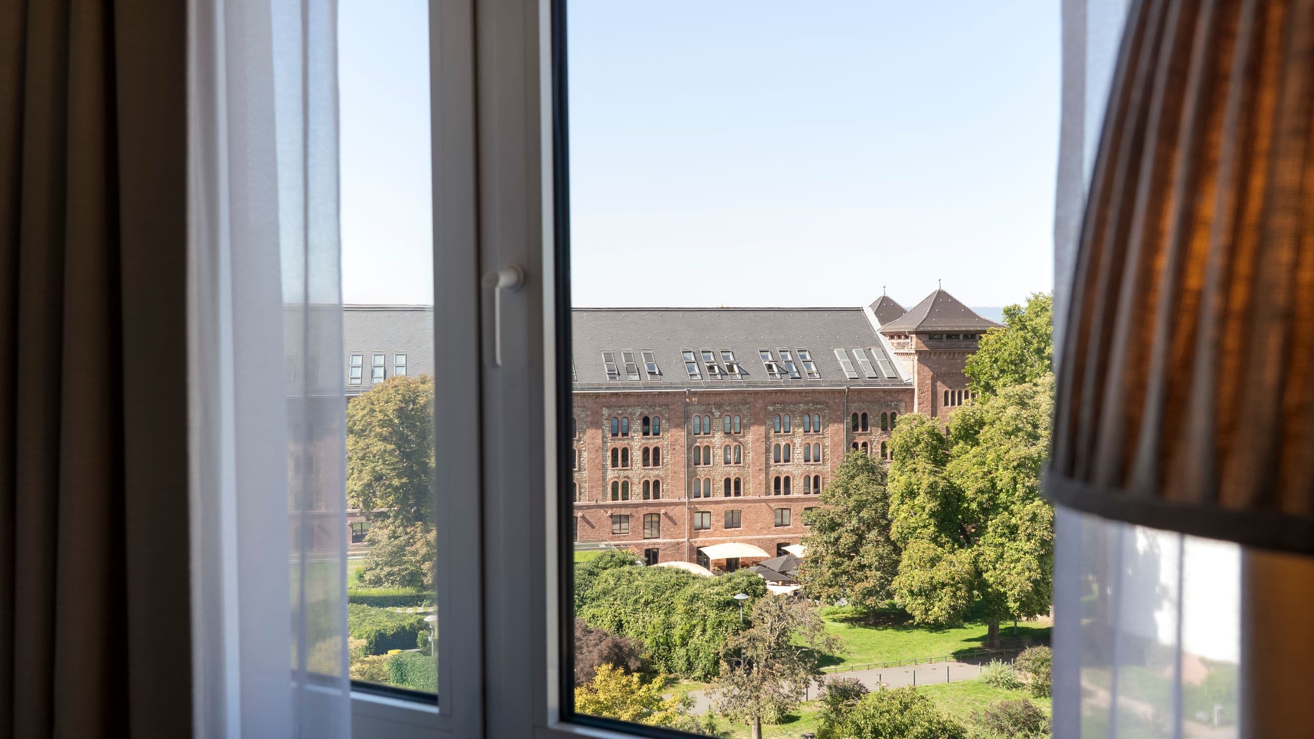 9 de 10 Brunfels Hotel Park View From The Side With Lamp