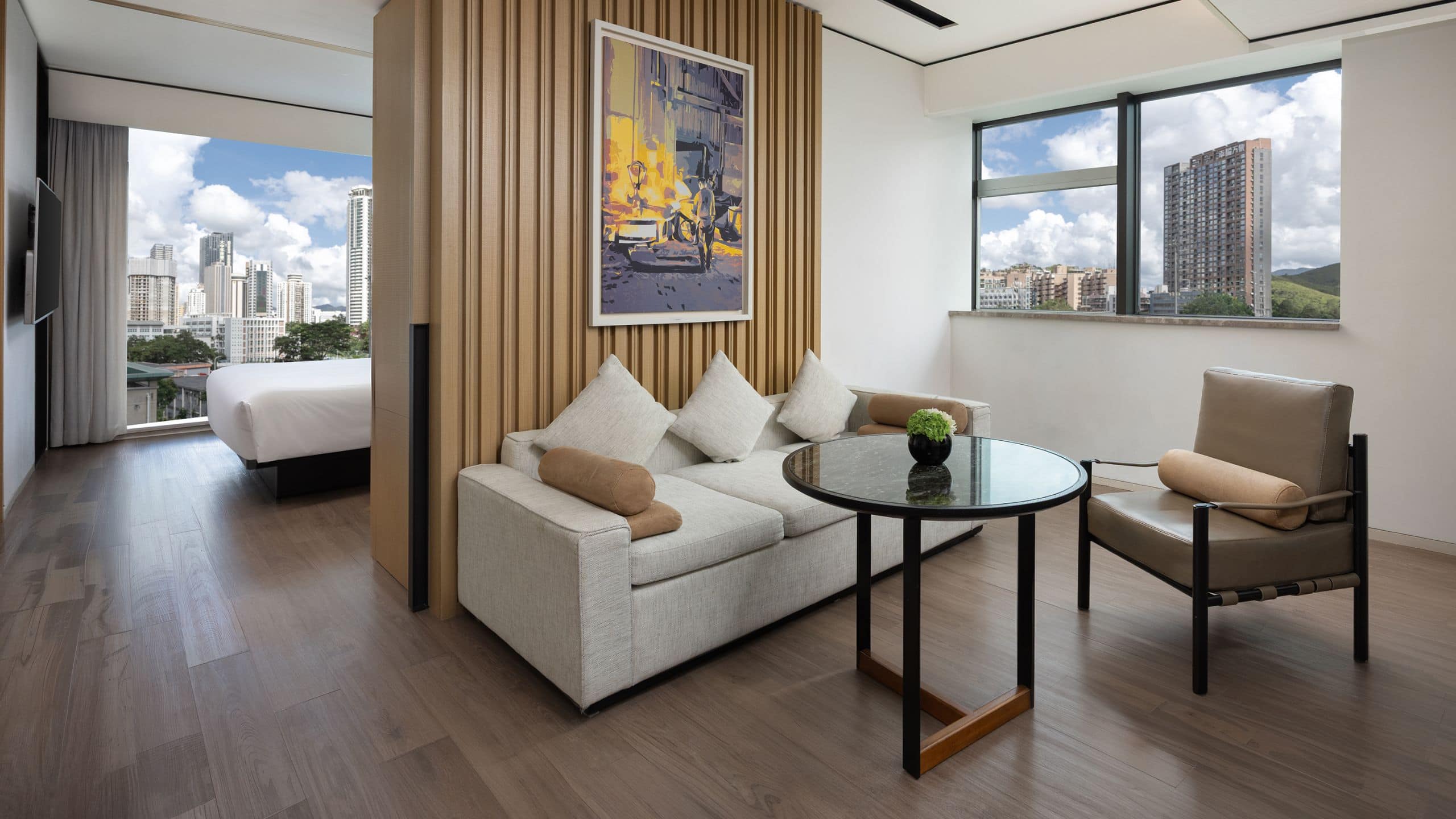 1 de 2 Kapok Shenzhen Luohu One King Bed With City View Deluxe Livingroom