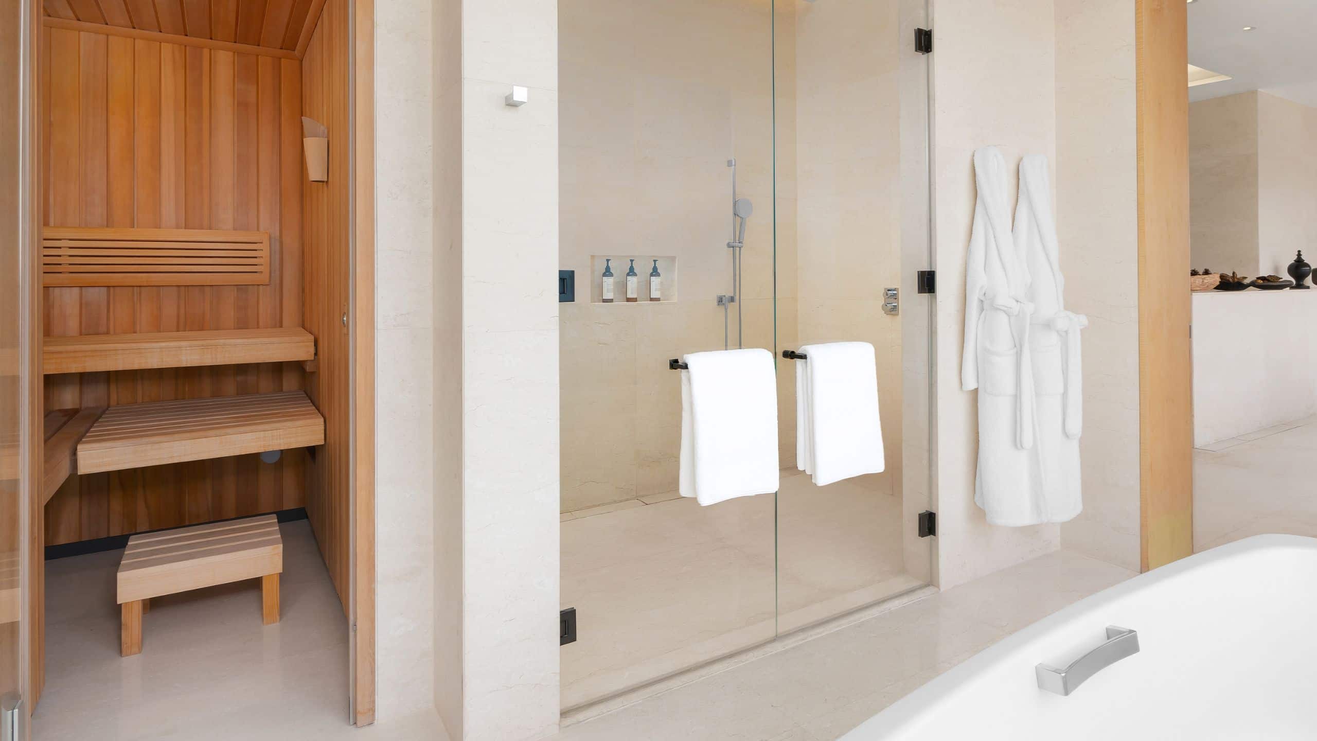 10 de 13 Park Hyatt Bangkok Presidential Suite Sauna And Bathroom