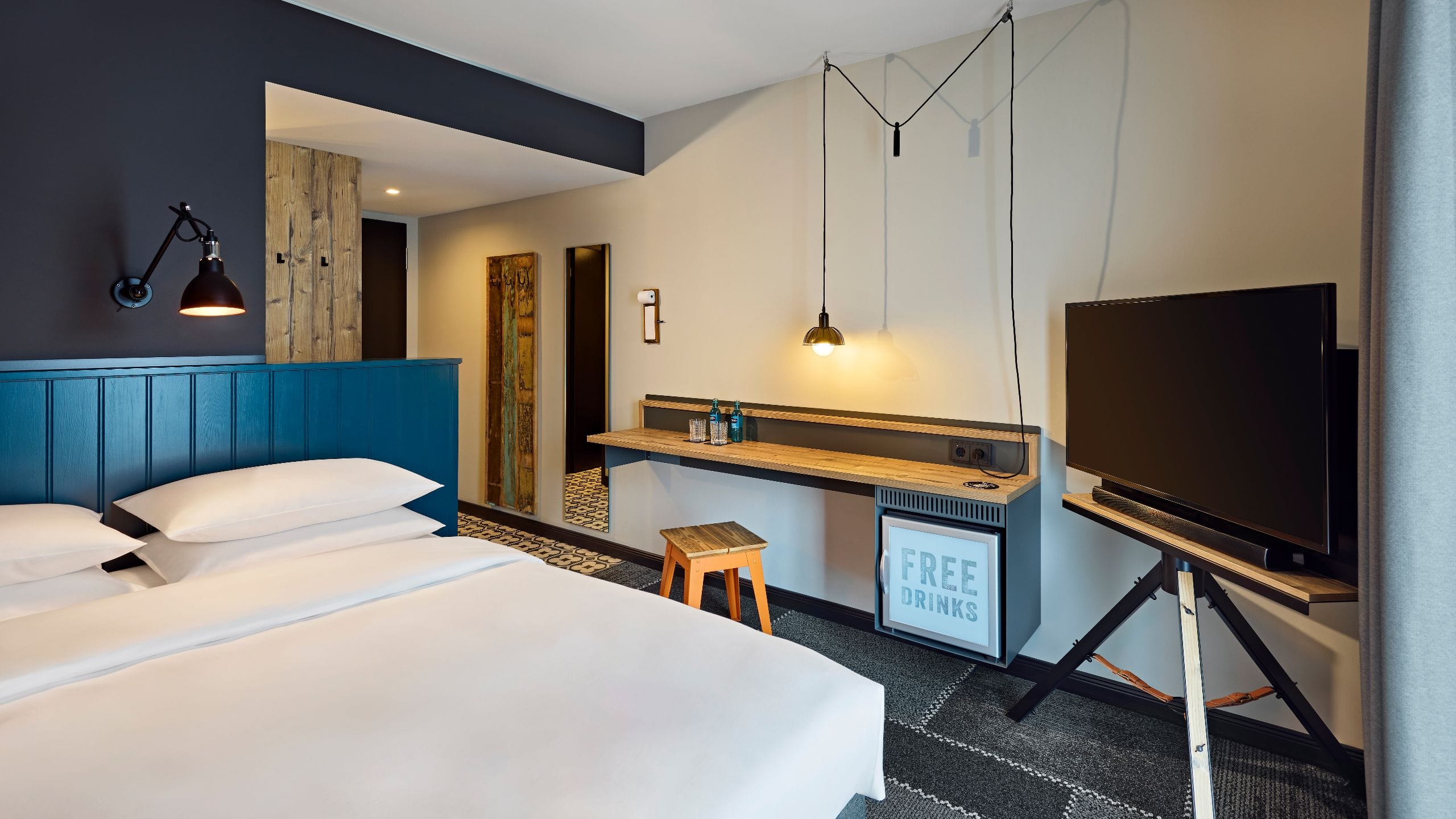 2 of 6 Me and All Hotel Mainz Queen Bed