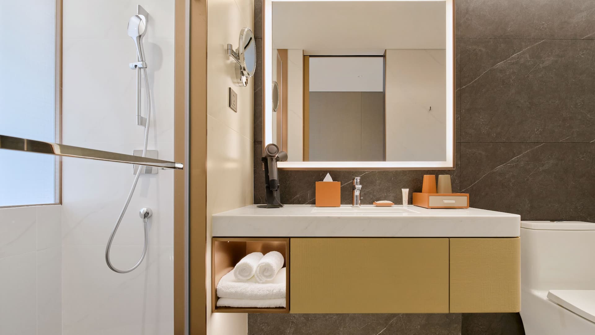 2 of 2 Hyatt Place Kunming South Railway Station Bathroom