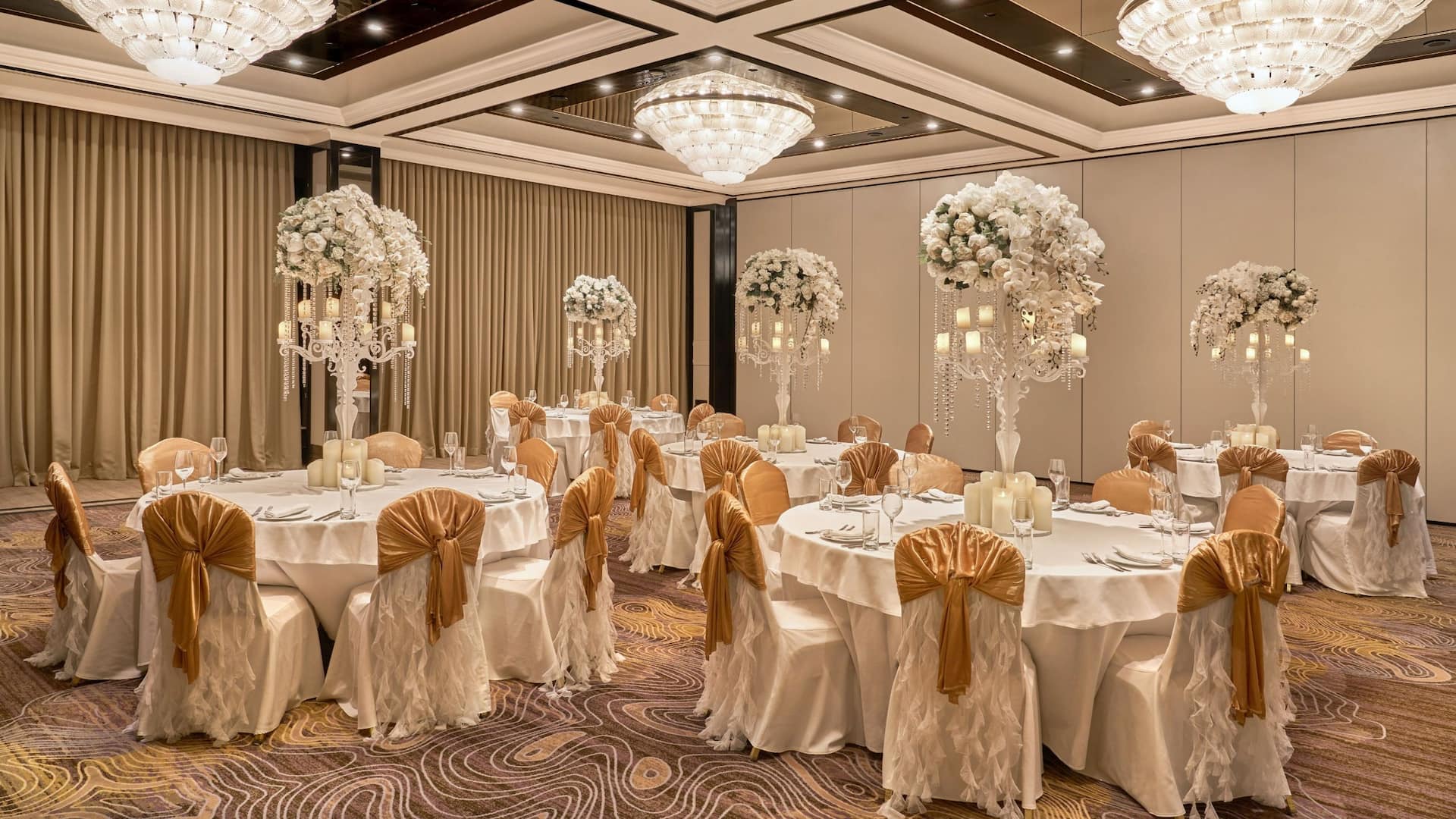 1 из 3 Hyatt Regency Bishkek Ballroom Wedding Setup