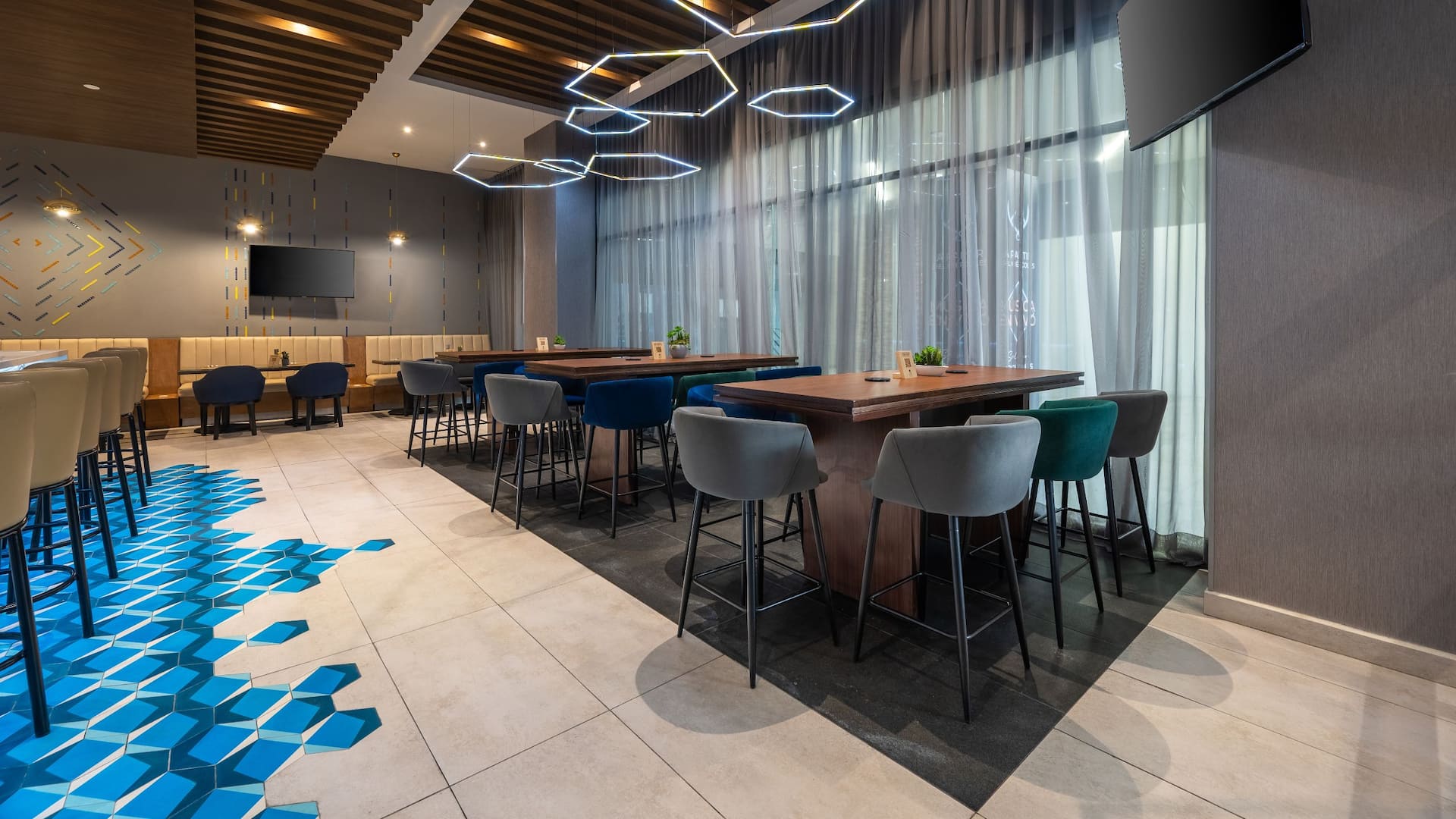 Hyatt Place Saltillo Restaurant Tables