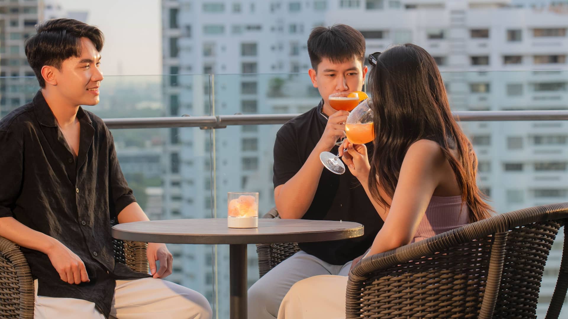 Hyatt Place Bangkok Sukhumvit 24 Aire Bar Drinks With Friends