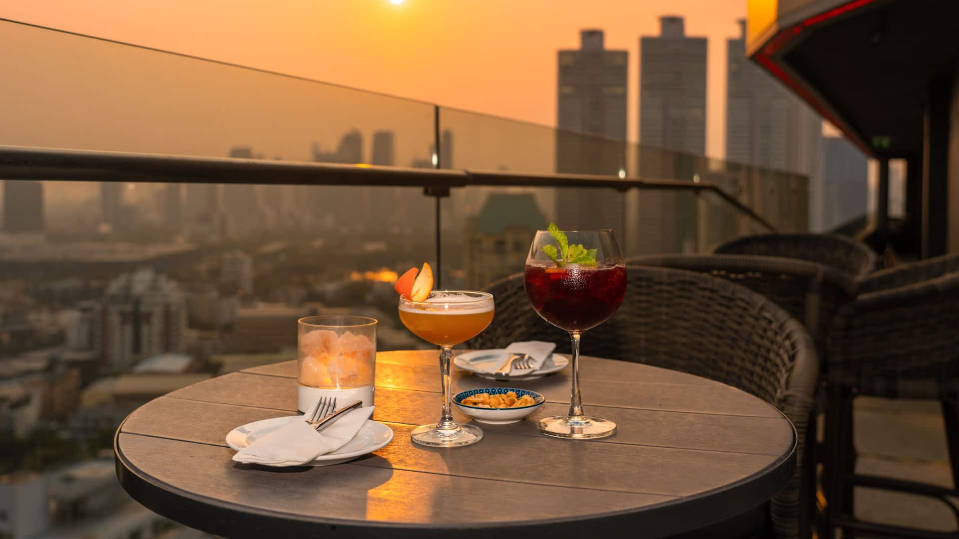 Hyatt Place Bangkok Sukhumvit 24 Aire Bar Sunset And Cocktails