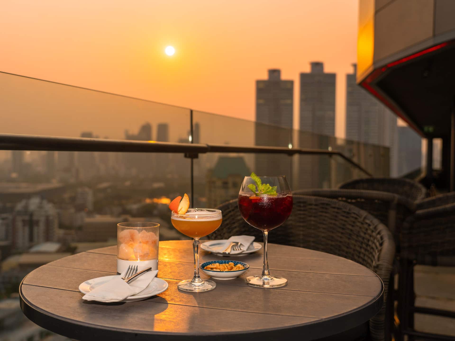 Hyatt Place Bangkok Sukhumvit 24 Aire Bar Sunset And Cocktails