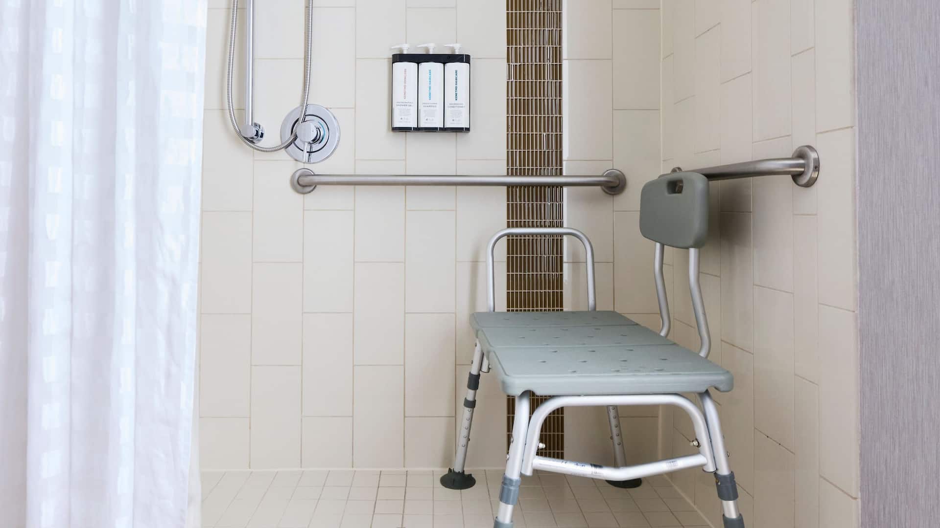 7 de 7 Hyatt Place New York/Yonkers Accessible Roll In Shower Two