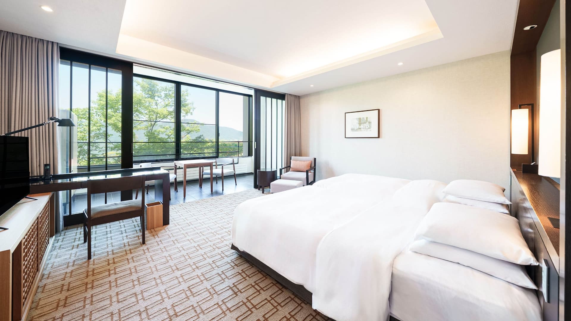1 из 4 Hyatt Regency Hakone Resort and Spa Twin Beds Accessible Window Desk Bed
