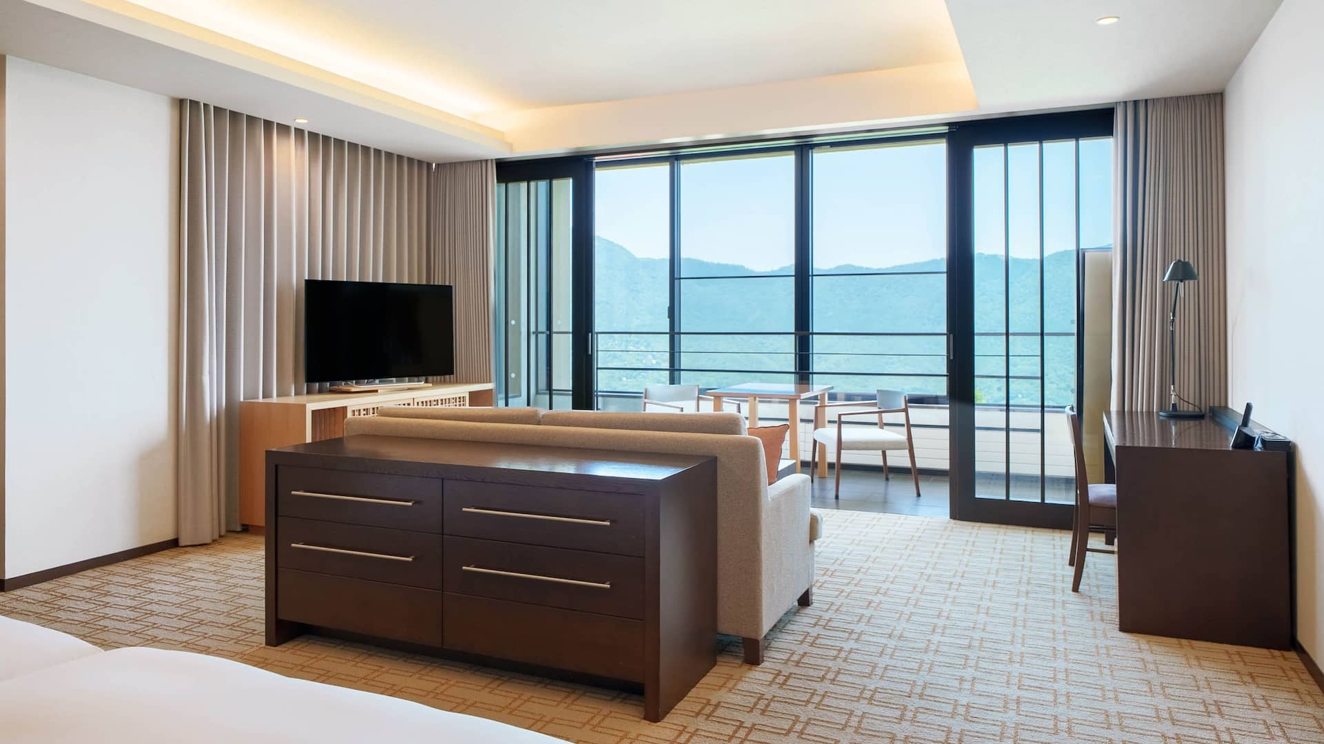 2 из 5 Hyatt Regency Hakone Resort and Spa Twin Beds Deluxe Sofa Window