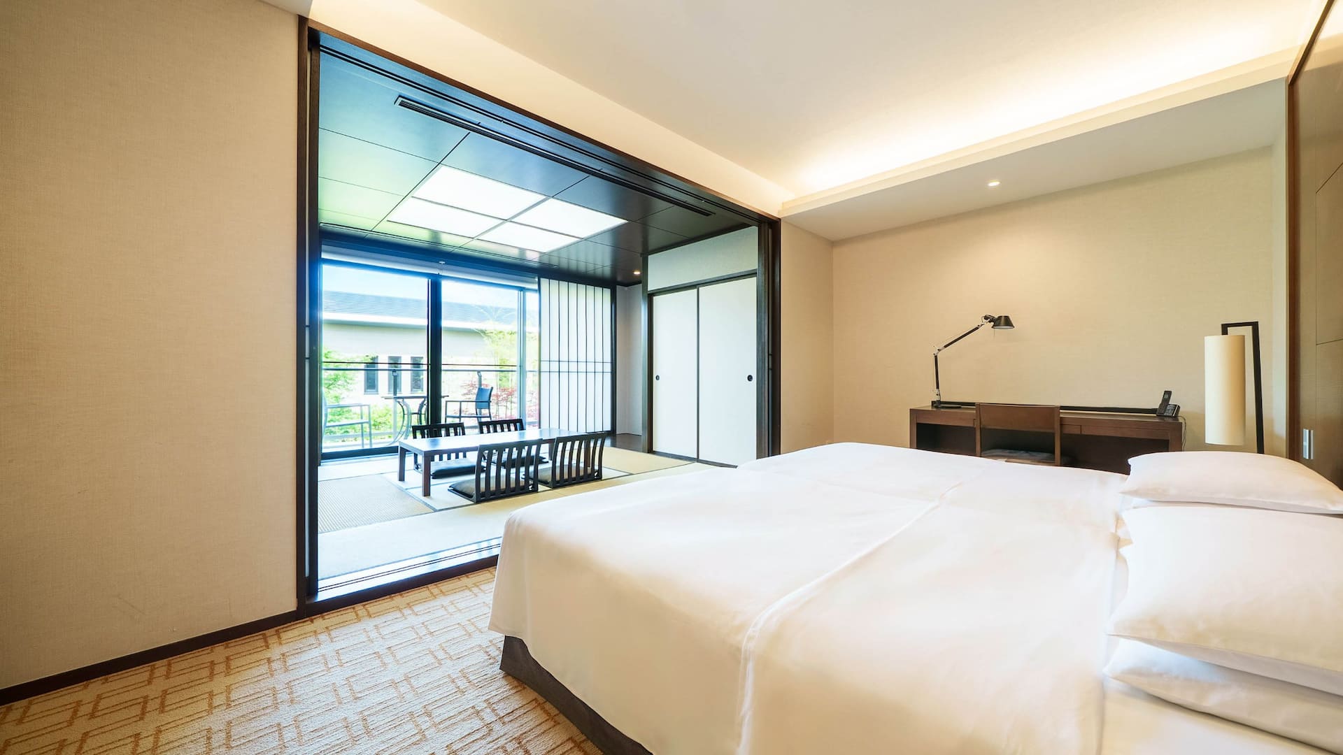 1 из 5 Hyatt Regency Hakone Resort and Spa Twin Beds Tatami Living Deluxe Beds