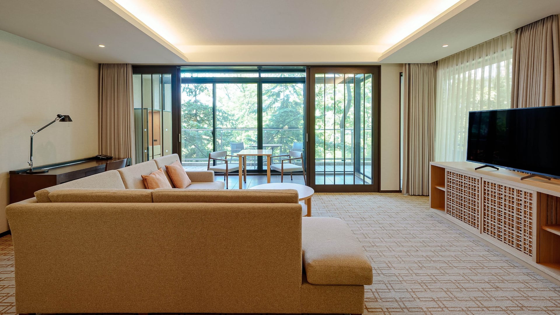 2 из 5 Hyatt Regency Hakone Resort and Spa Executive Suite Twin Beds Window Sofa Tv