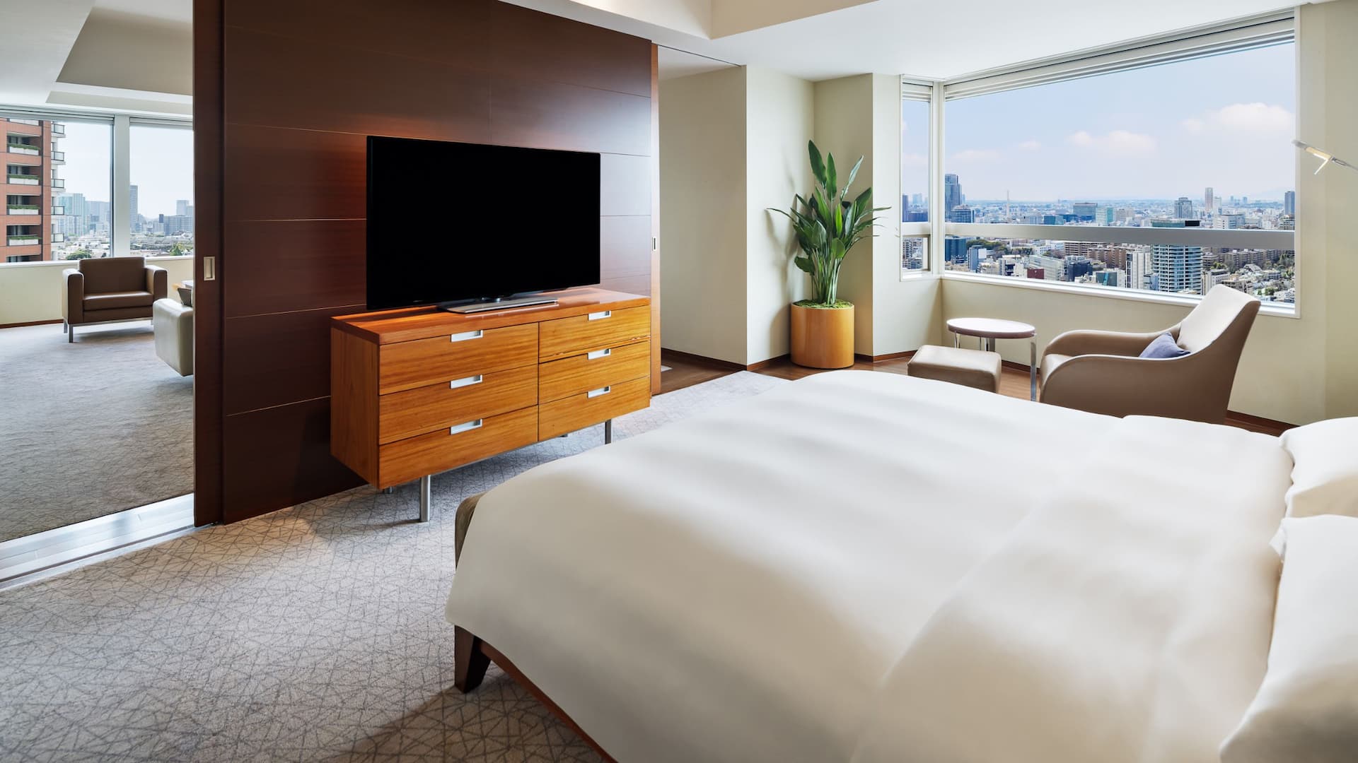 Grand Hyatt Tokyo Diplomat Suite King Bedroom Daytime