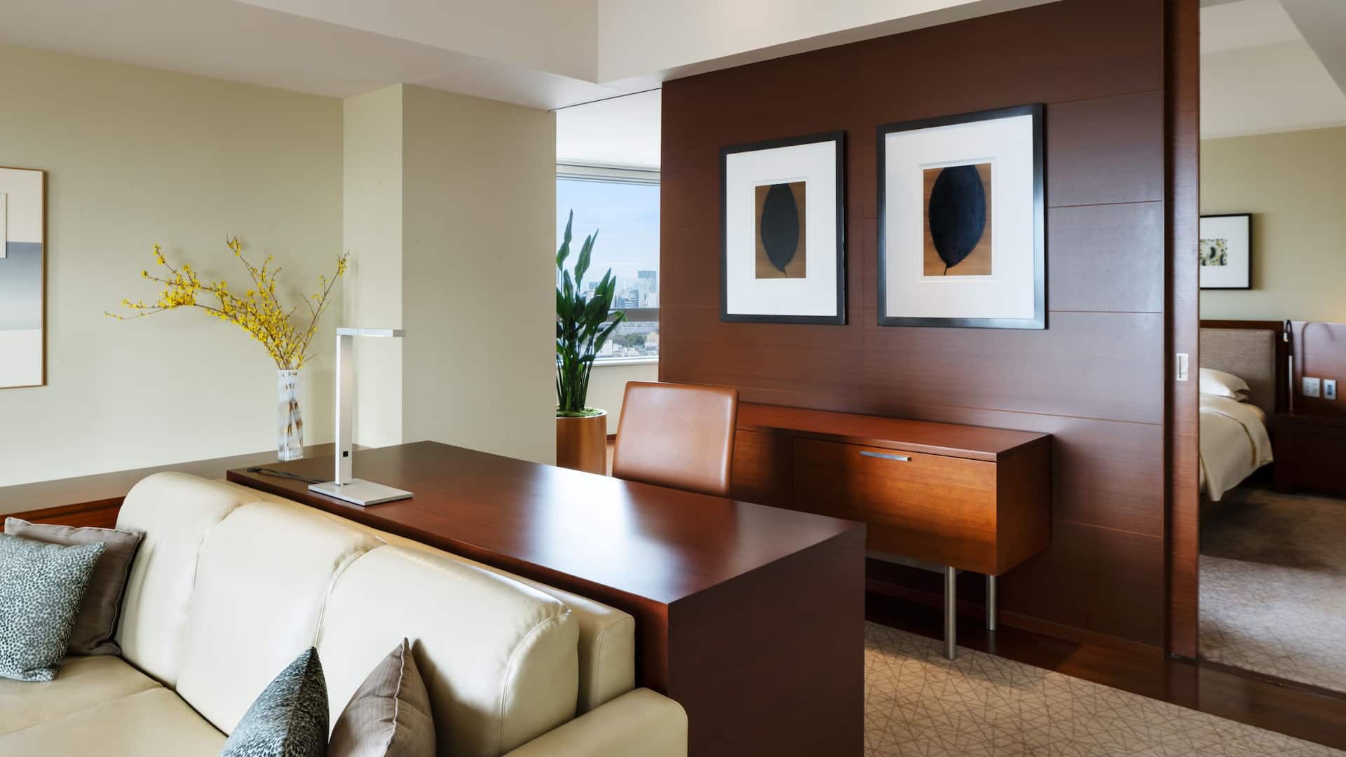 第 5，共 12 Grand Hyatt Tokyo Diplomat Suite King Desk Daytime