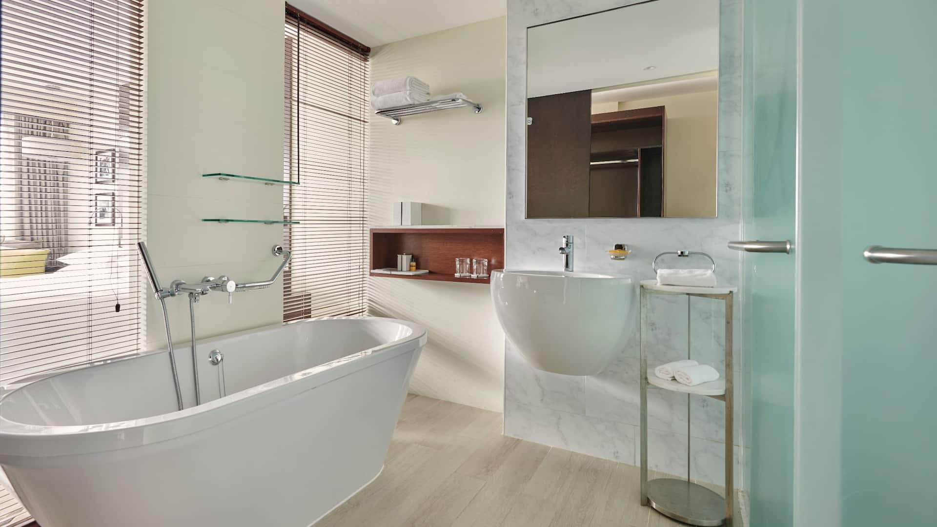 2 de 3 Hyatt Regency Dar es Salaam, The Kilimanjaro Standard Bathroom