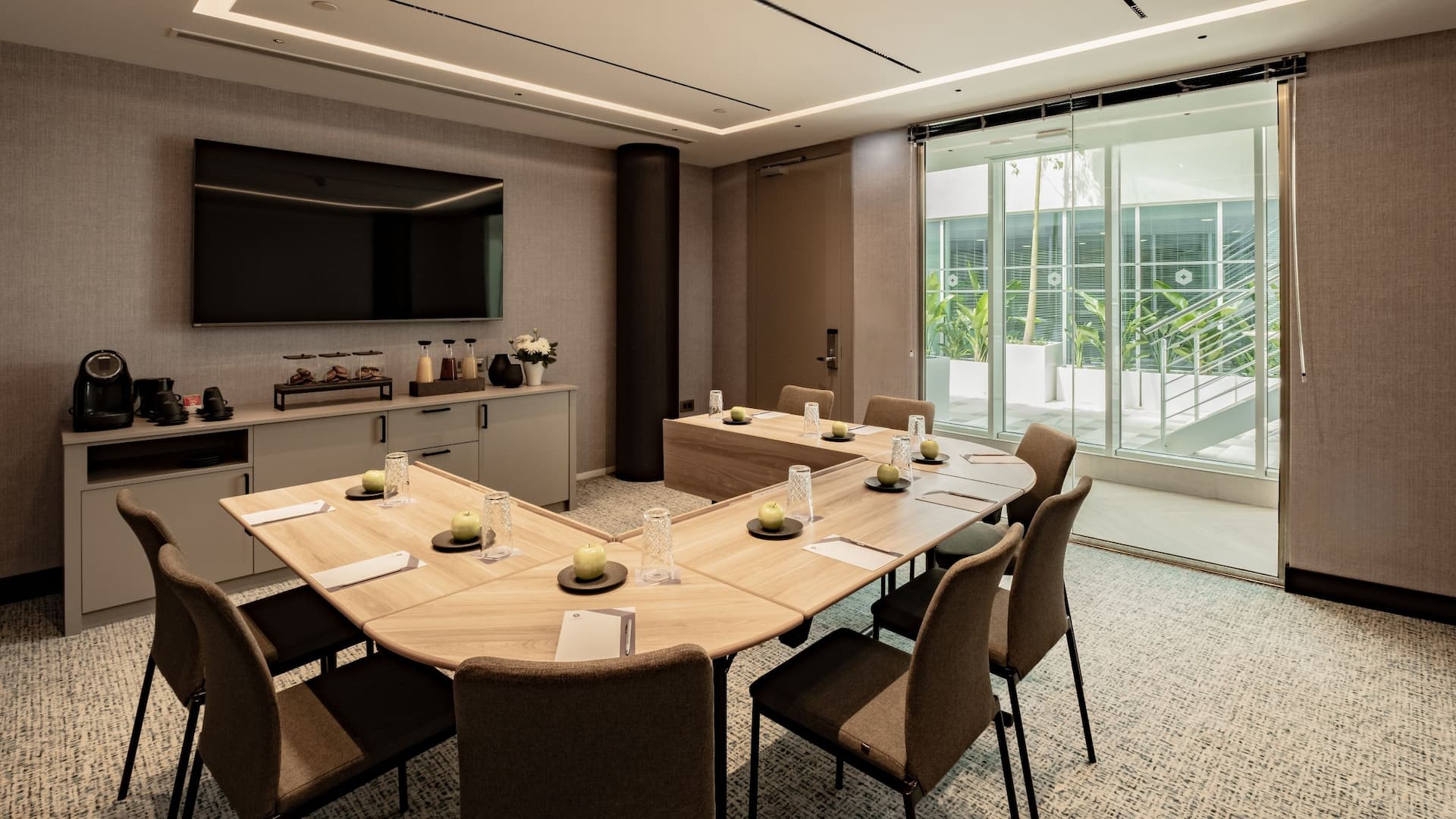 2 of 2 Hyatt Regency Malta Daisy Ushape