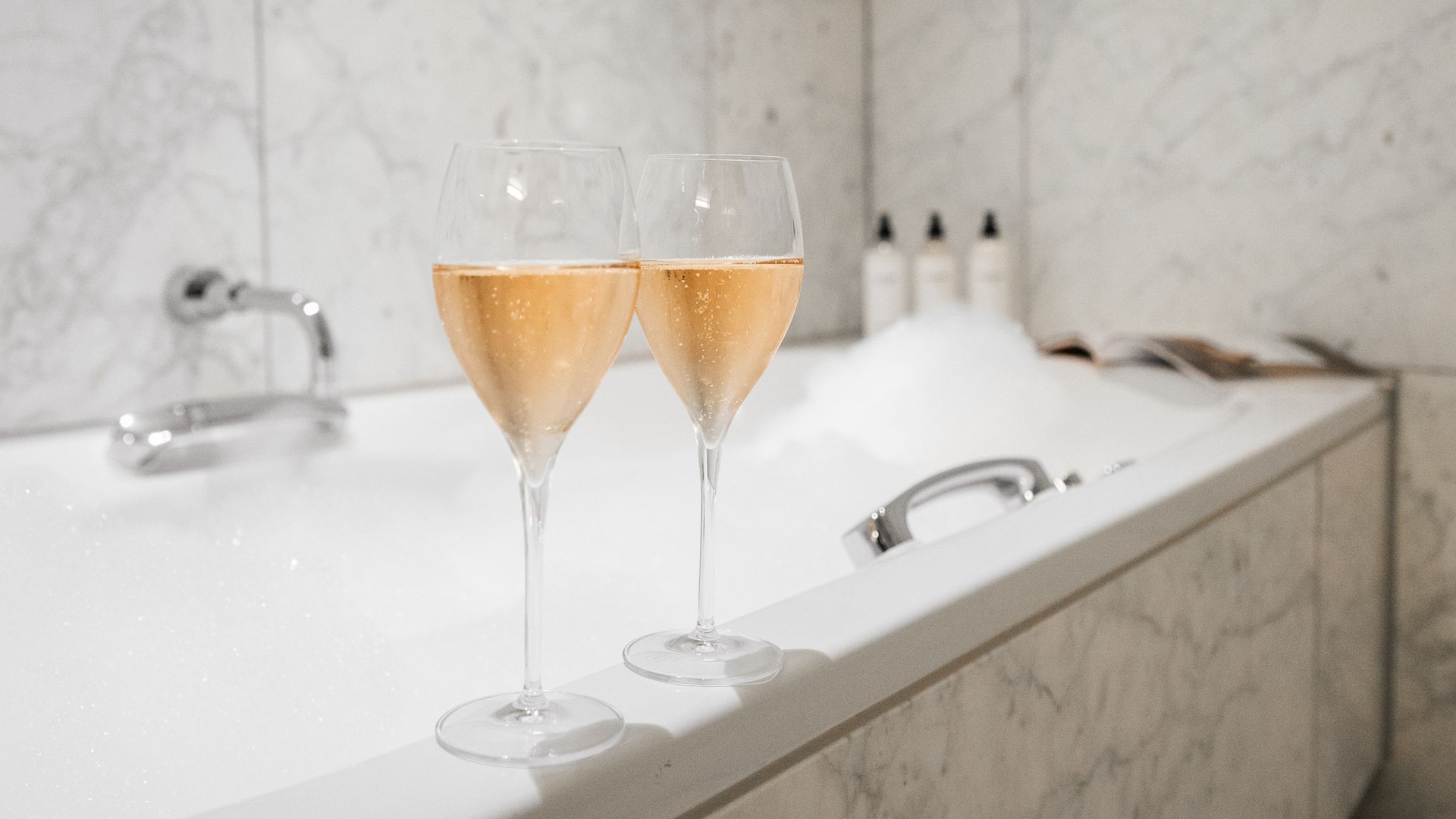 6 von 6 Grand Hyatt Berlin Daimler Suite Bathroom Champagne Bathtub Foam