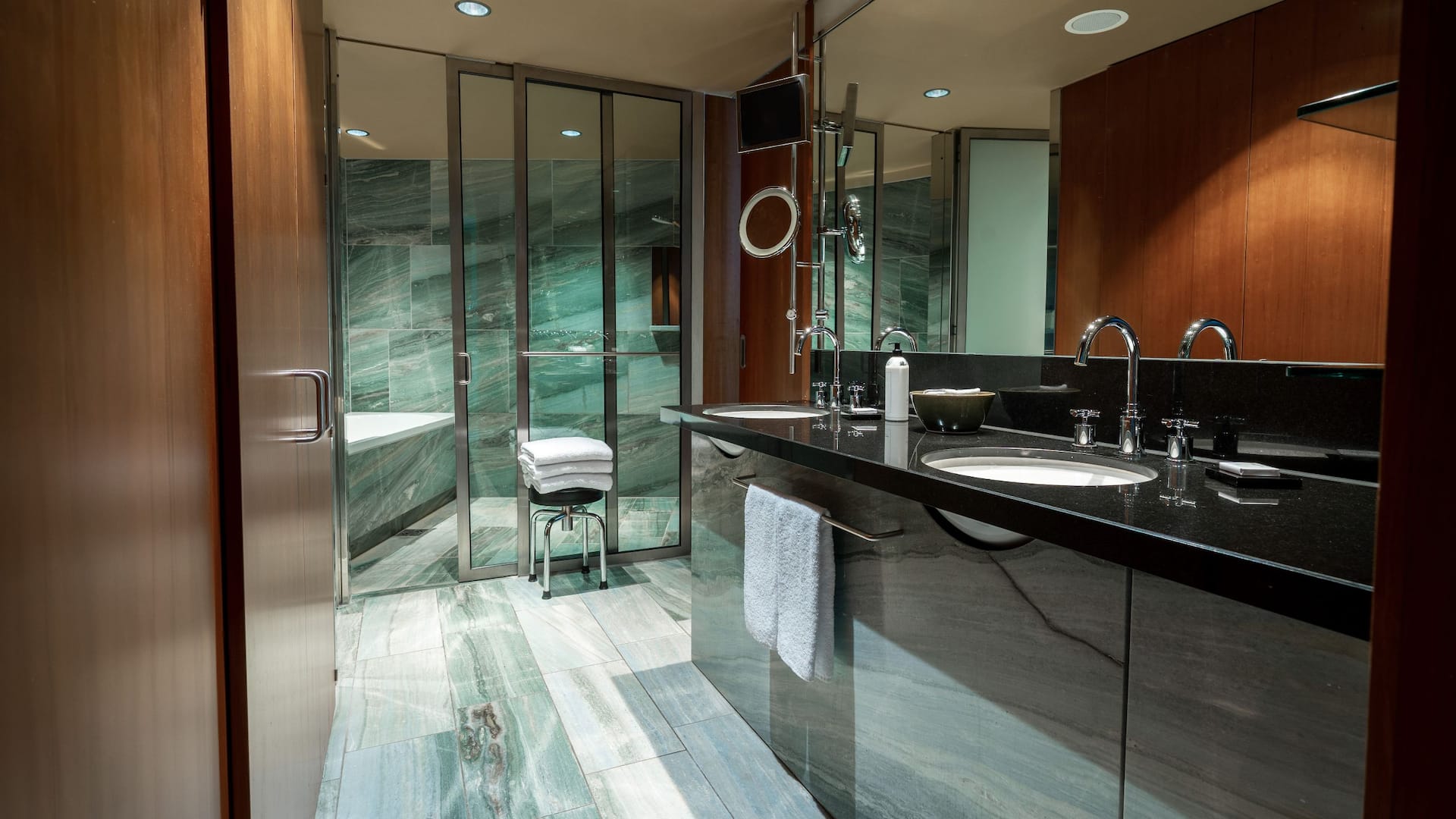 Grand Hyatt Berlin Deluxe Room Bathroom