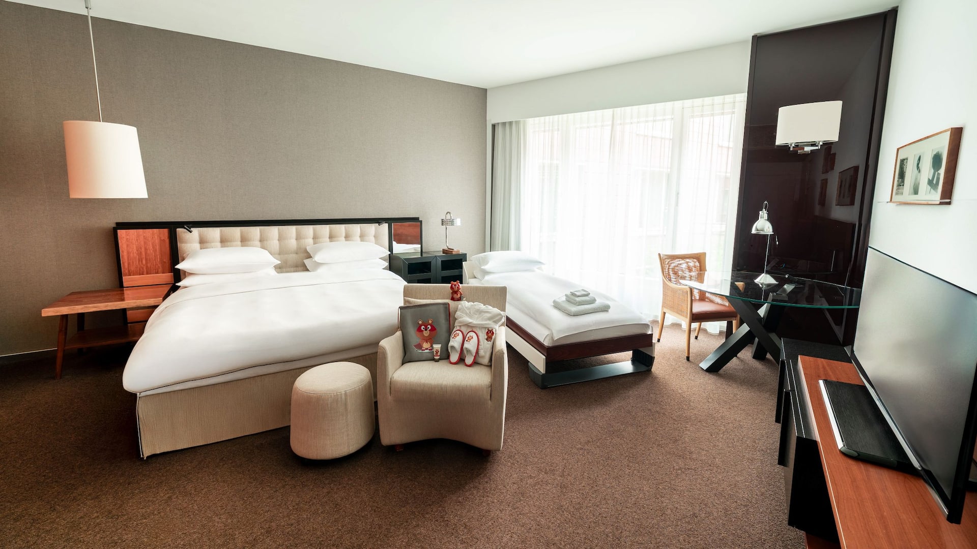 第 2，共 6 Grand Hyatt Berlin Deluxe Room Bedroom Kids Amenities Chrissy The