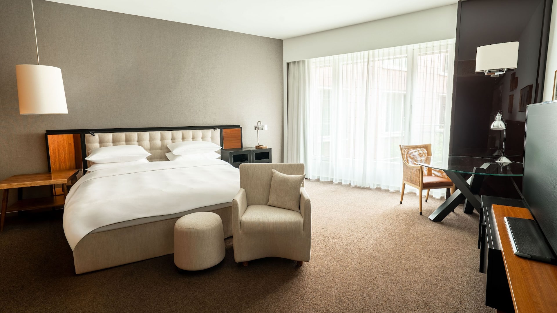 Grand Hyatt Berlin Deluxe Room Bedroom
