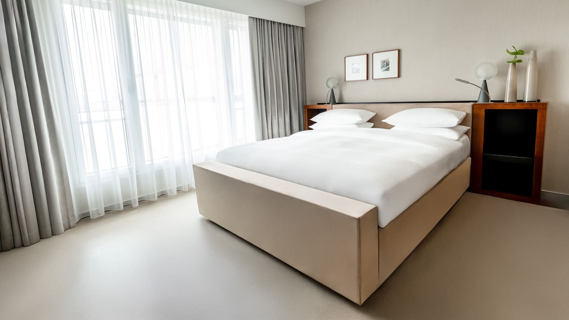 第 2，共 7 Grand Hyatt Berlin Grand Executive Suite Bedroom