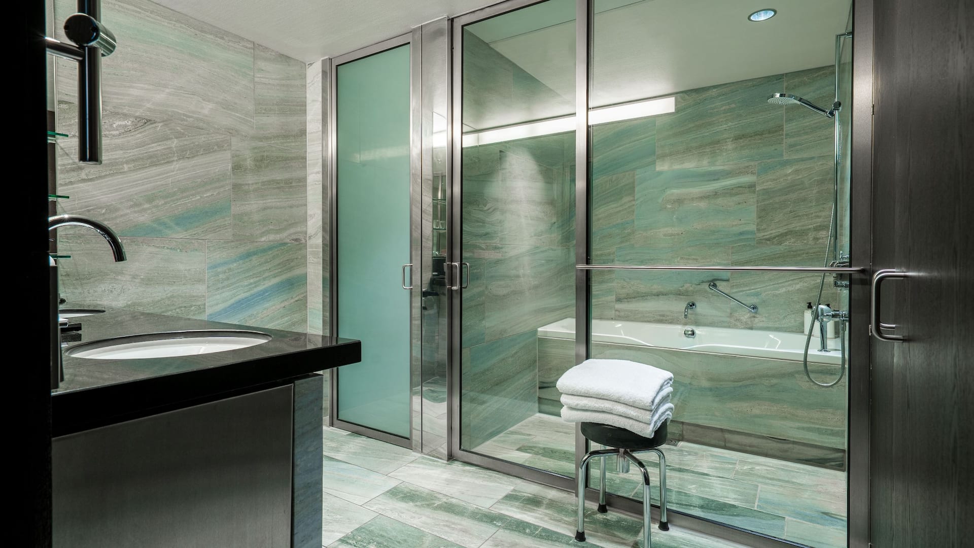 第 5，共 9 Grand Hyatt Berlin Grand Suite With View Bathroom Side