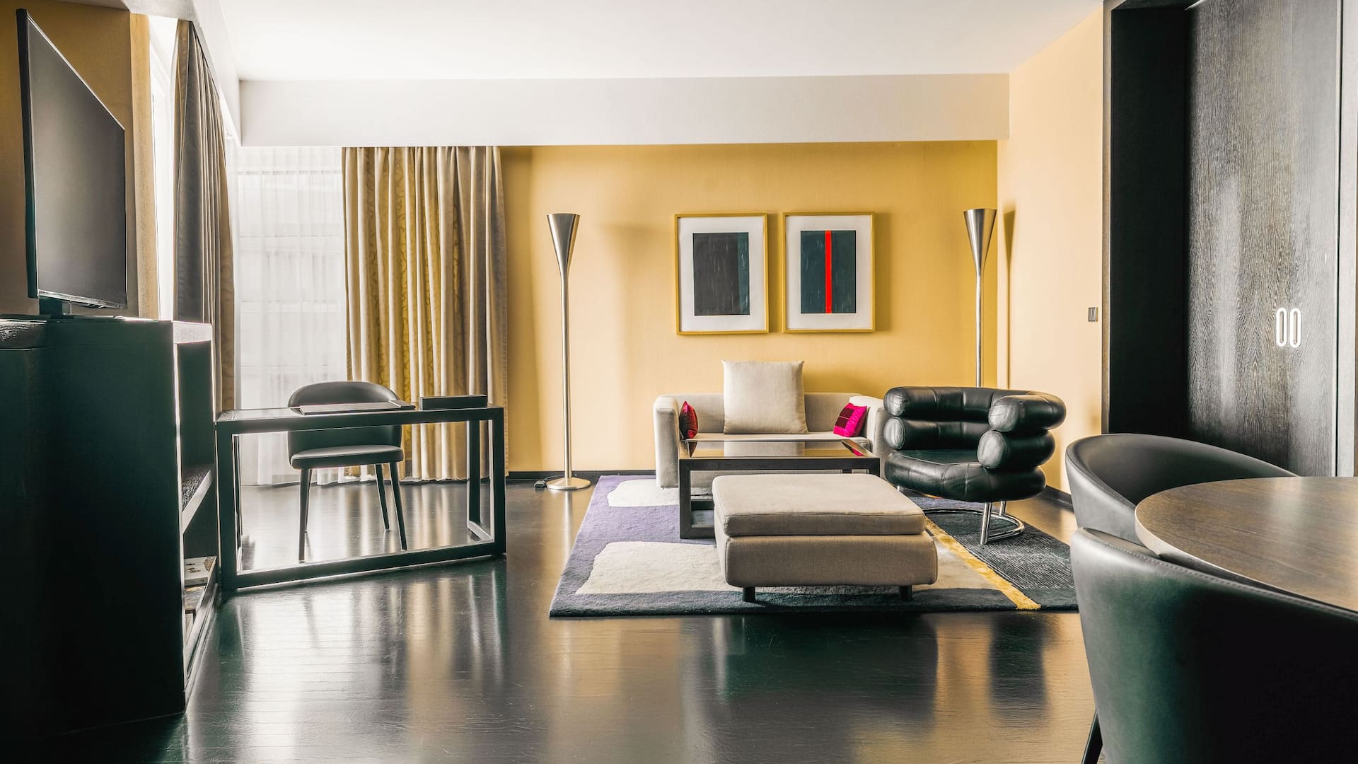 第 2，共 9 Grand Hyatt Berlin Grand Suite With View Living Room Desk