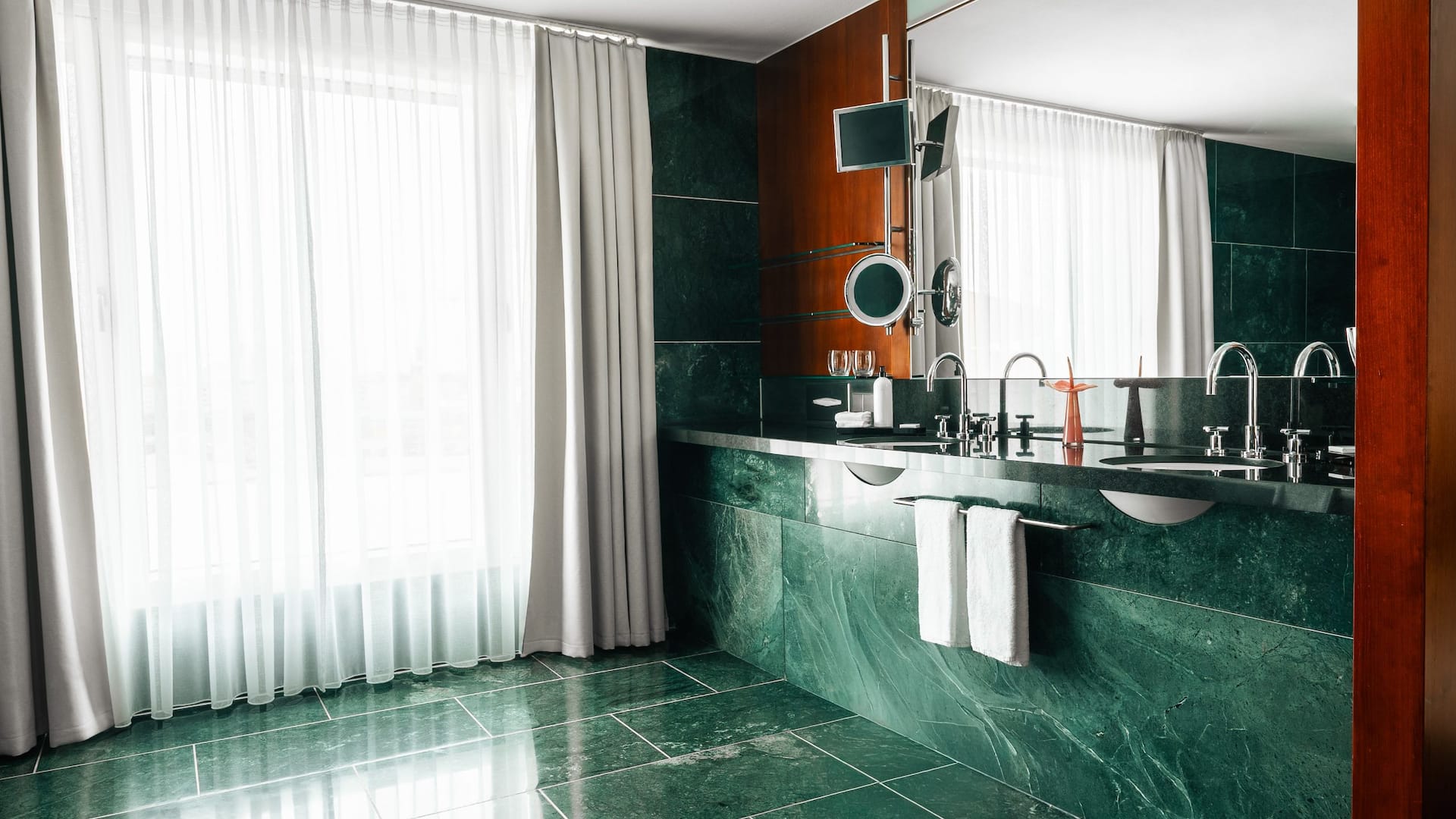第 5，共 9 Grand Hyatt Berlin Maybach Suite Bathroom Green Marble
