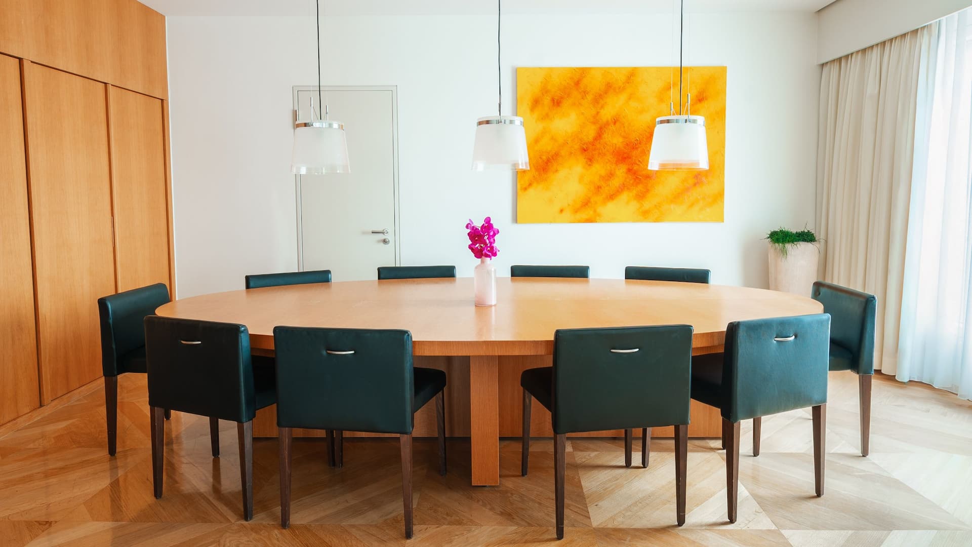 第 3，共 9 Grand Hyatt Berlin Maybach Suite Conference Room