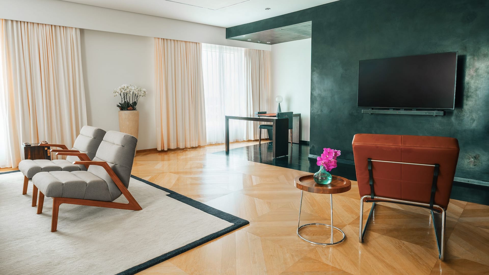 第 2，共 9 Grand Hyatt Berlin Maybach Suite Living Room Television Desk