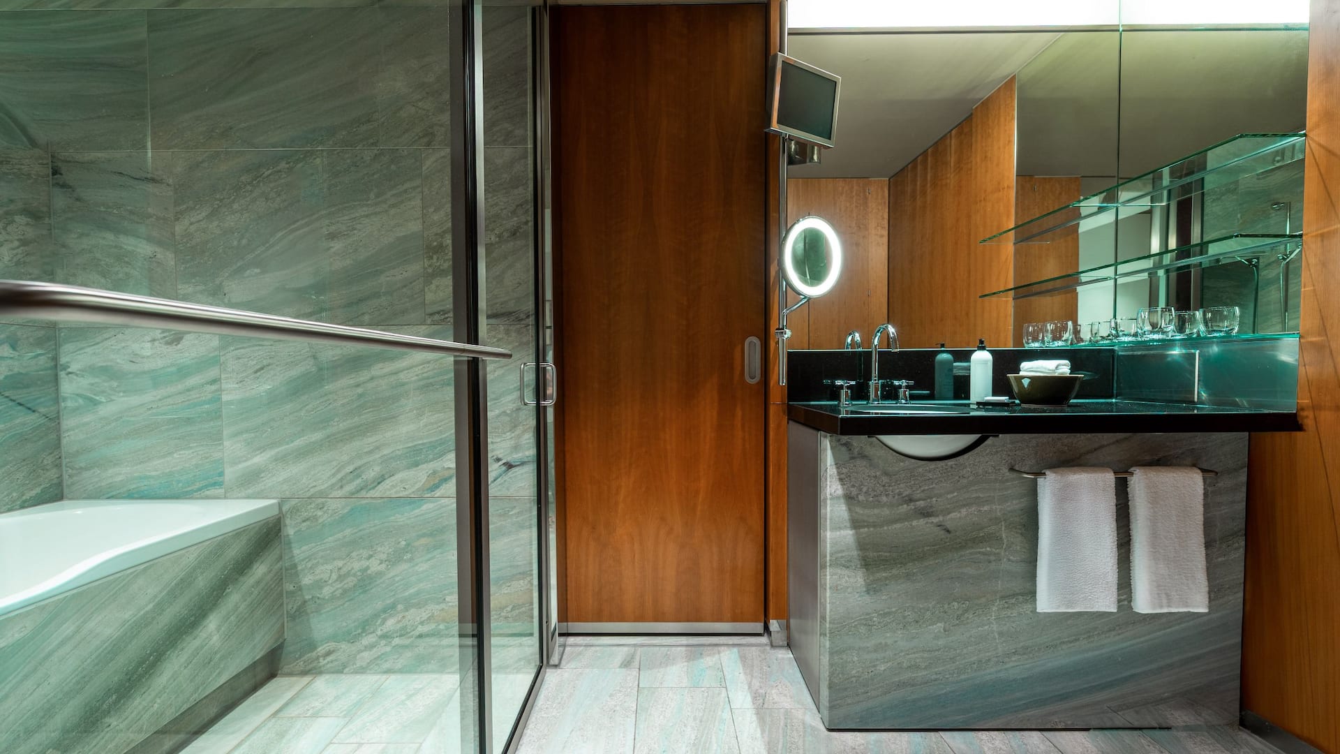 第 2，共 6 Grand Hyatt Berlin Standard Room Bathroom Club Access