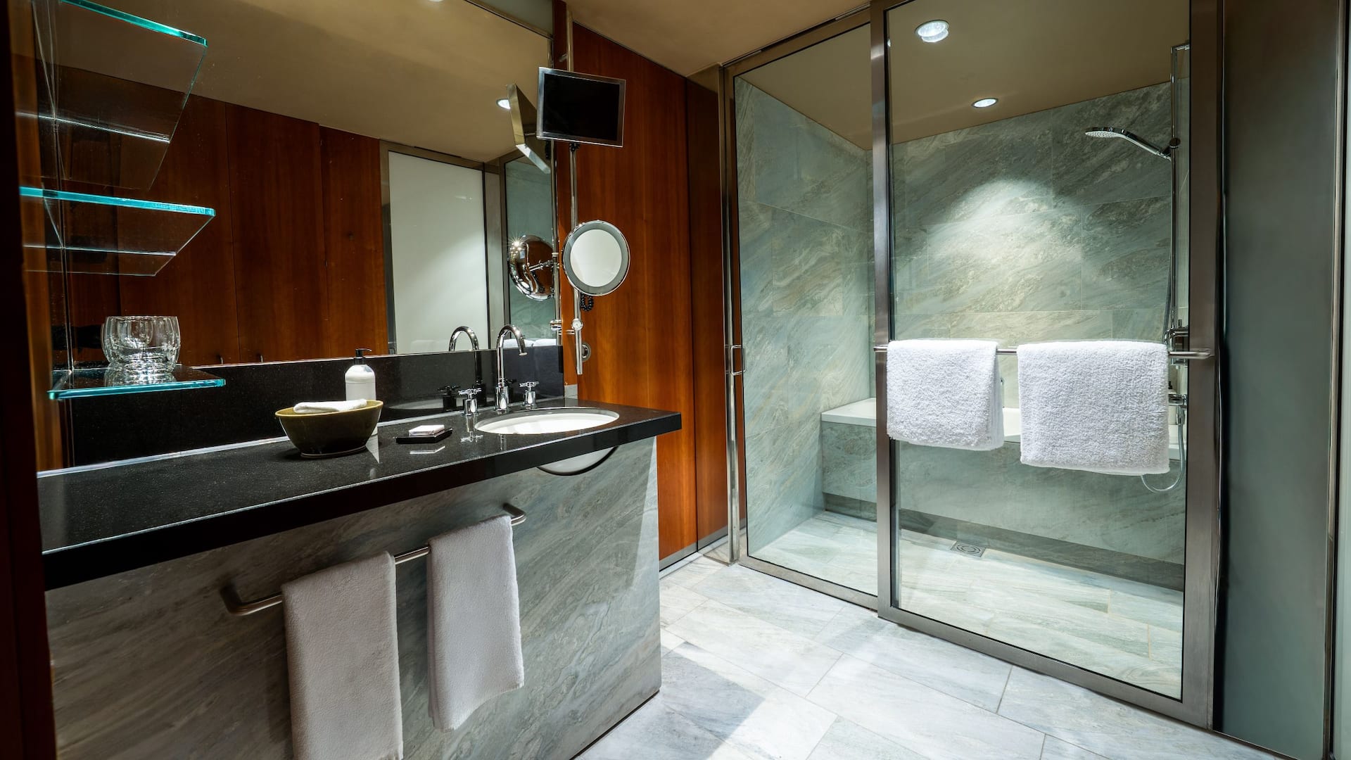 第 2，共 4 Grand Hyatt Berlin Standard Room Bathroom With View