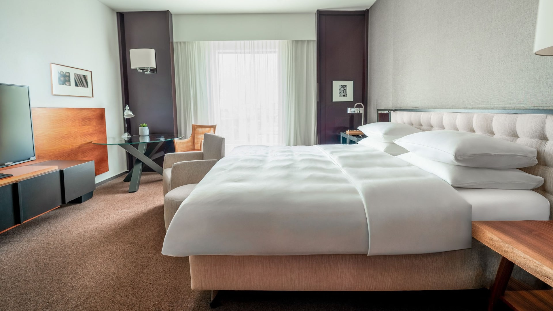 Grand Hyatt Berlin Standard Room King Bedroom Side