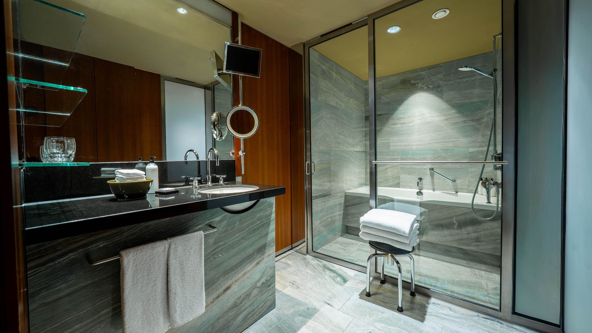 第 2，共 4 Grand Hyatt Berlin Standard Room Twin Bathroom With View