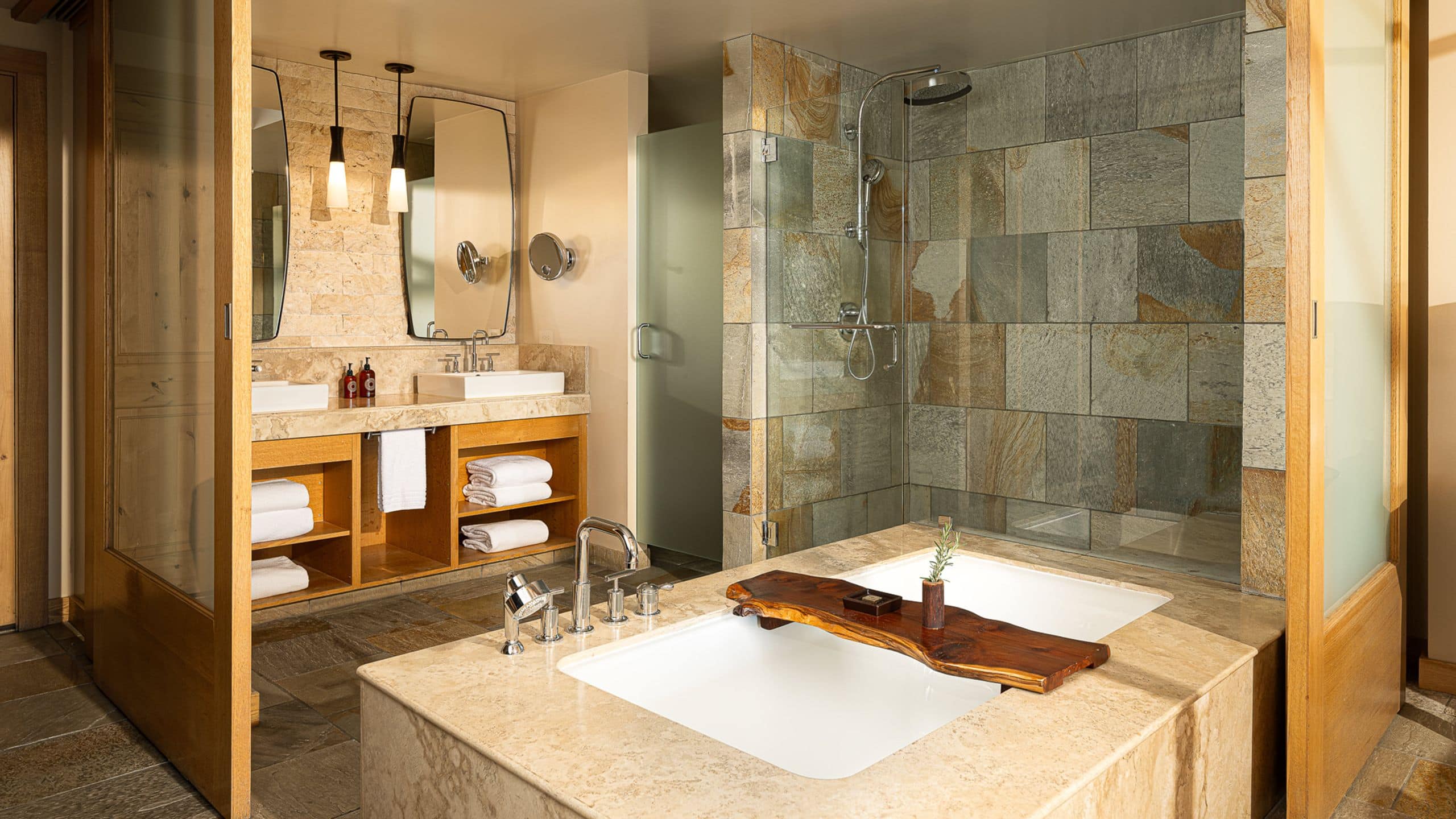 第 3，共 3 Alila Ventana Big Sur Pacific House Suite Bathroom