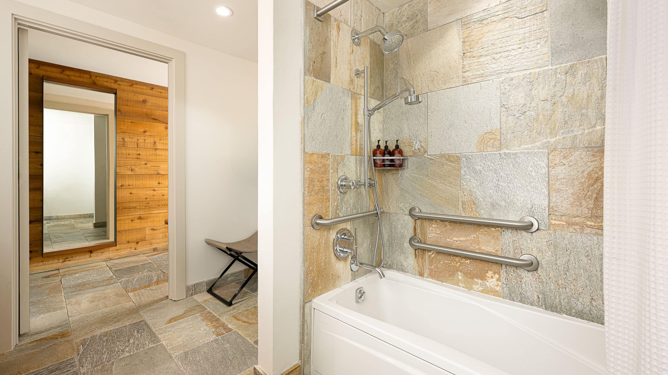 第 2，共 3 Alila Ventana Big Sur Ventana Fireplace Guestroom With Accessible Tub