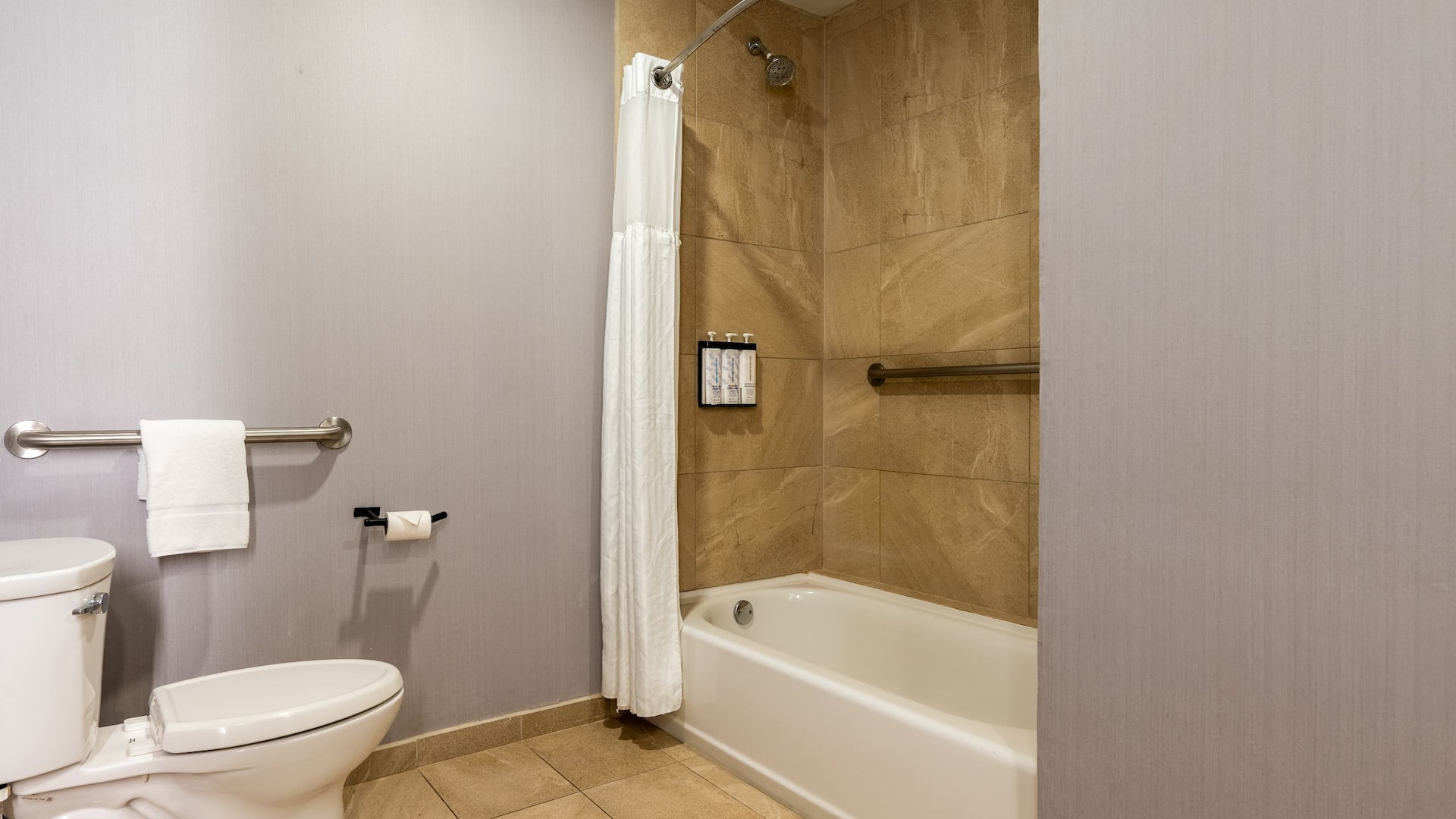 4 of 5 Hyatt Place Saltillo Accesible Suite Queen Beds Tub Bathroom