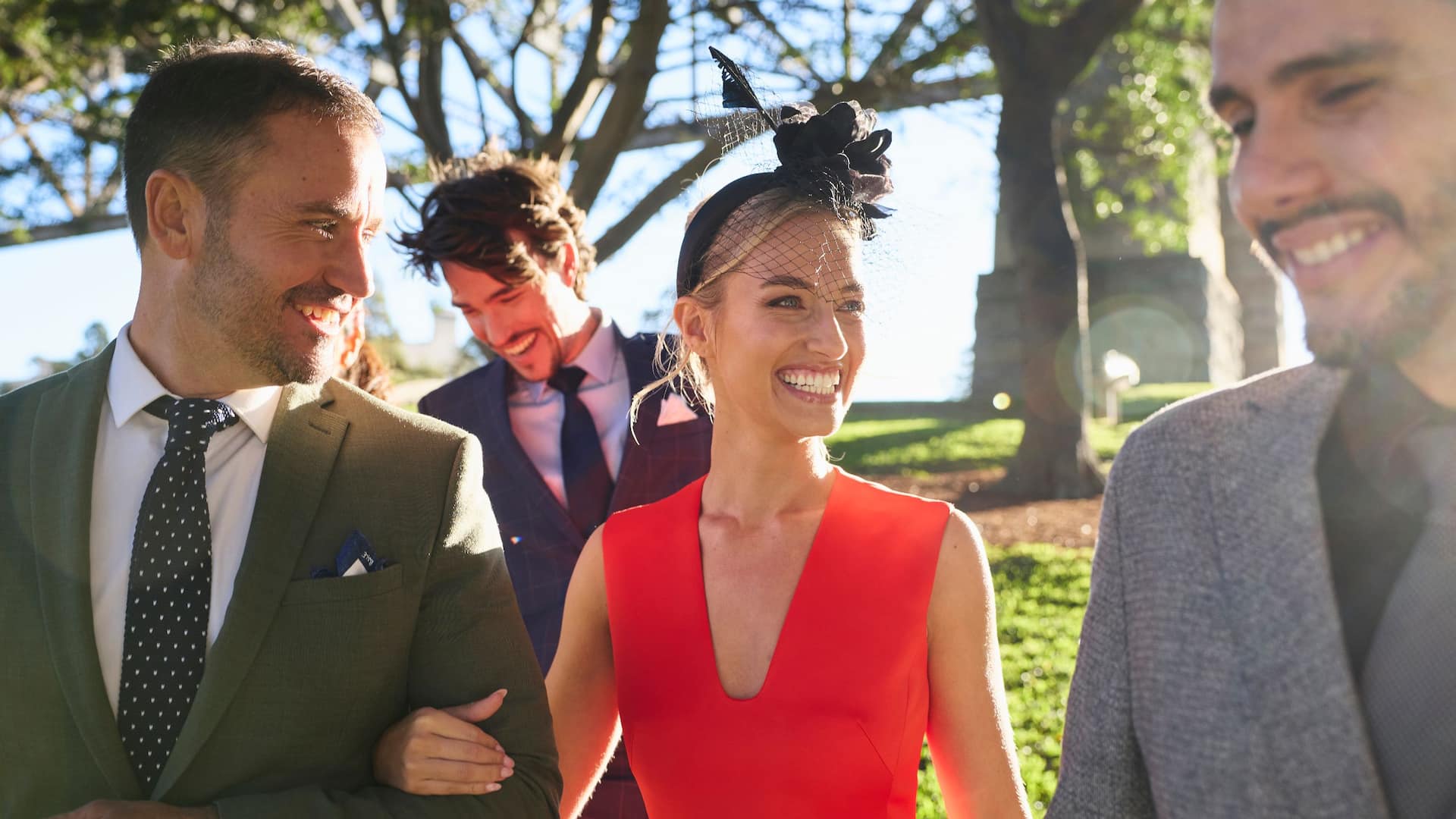 1 من 1 Global Spring Racing Carnival Walking Outside