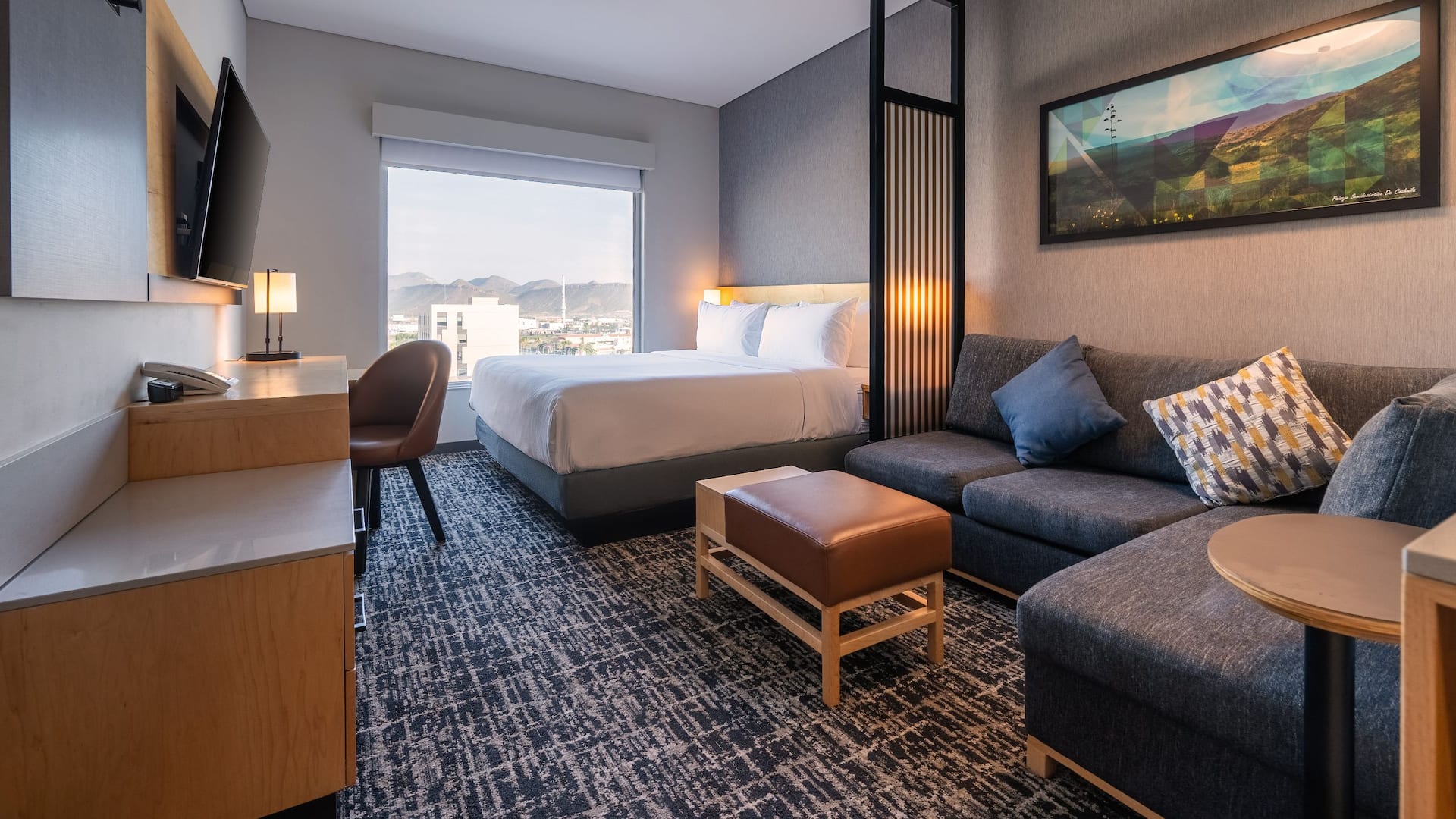 2 de 3 Hyatt Place Saltillo King Bed Sofa Bed