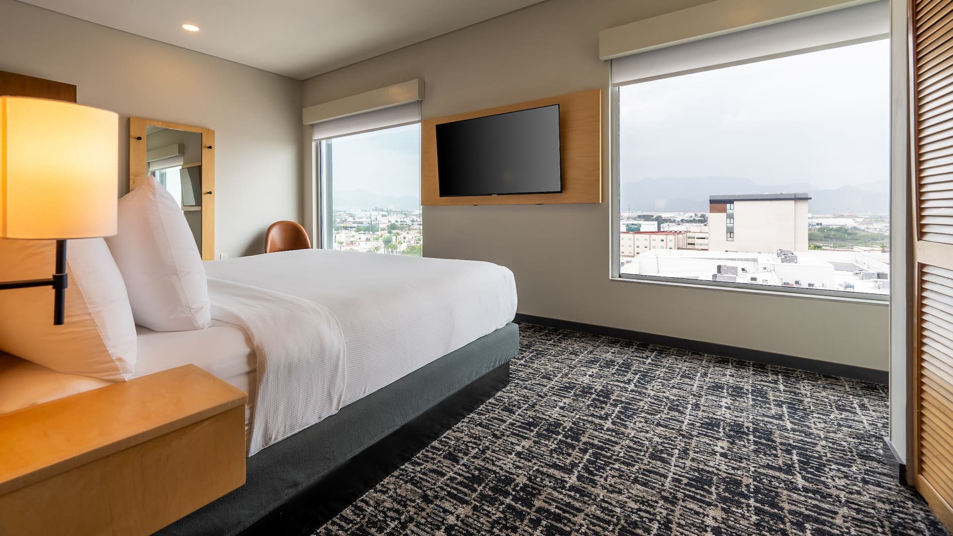 2 de 6 Hyatt Place Saltillo Bedroom Suite King Bed