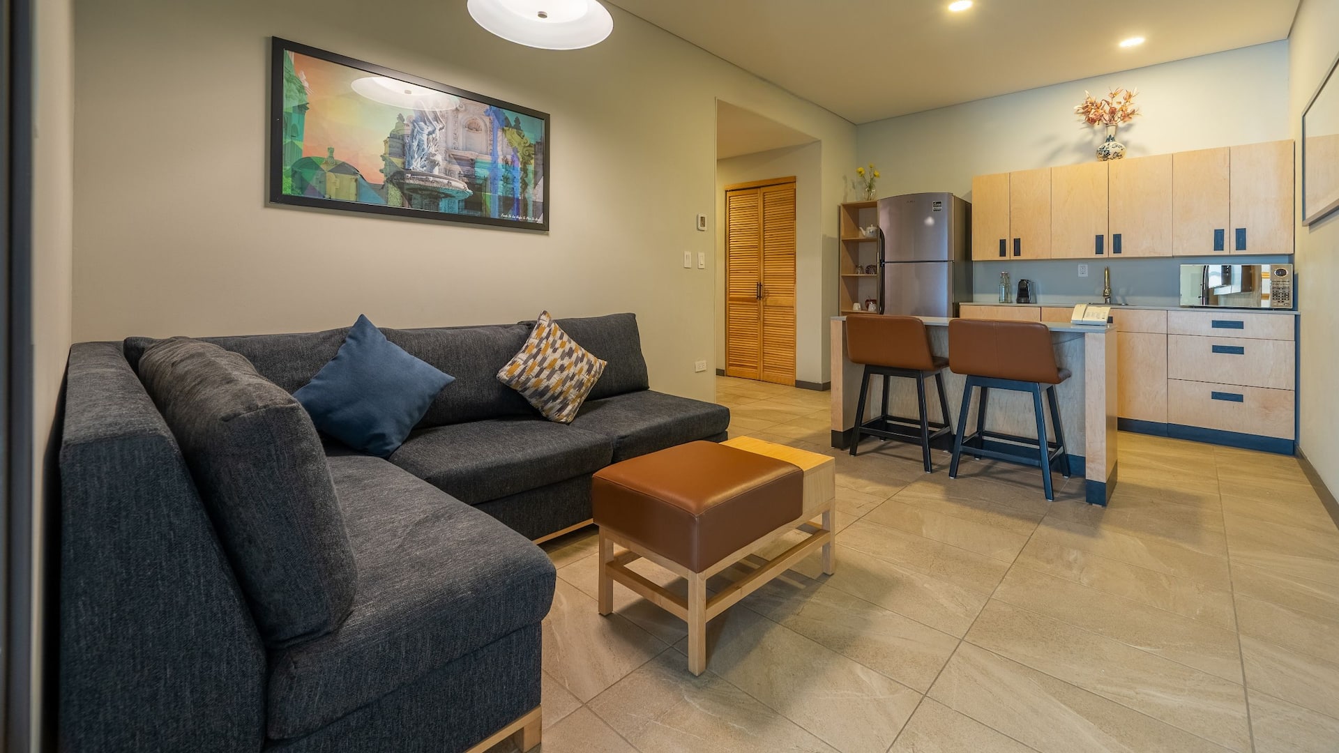 4 de 6 Hyatt Place Saltillo Bedroom Suite King Bed Kitchen Sofa