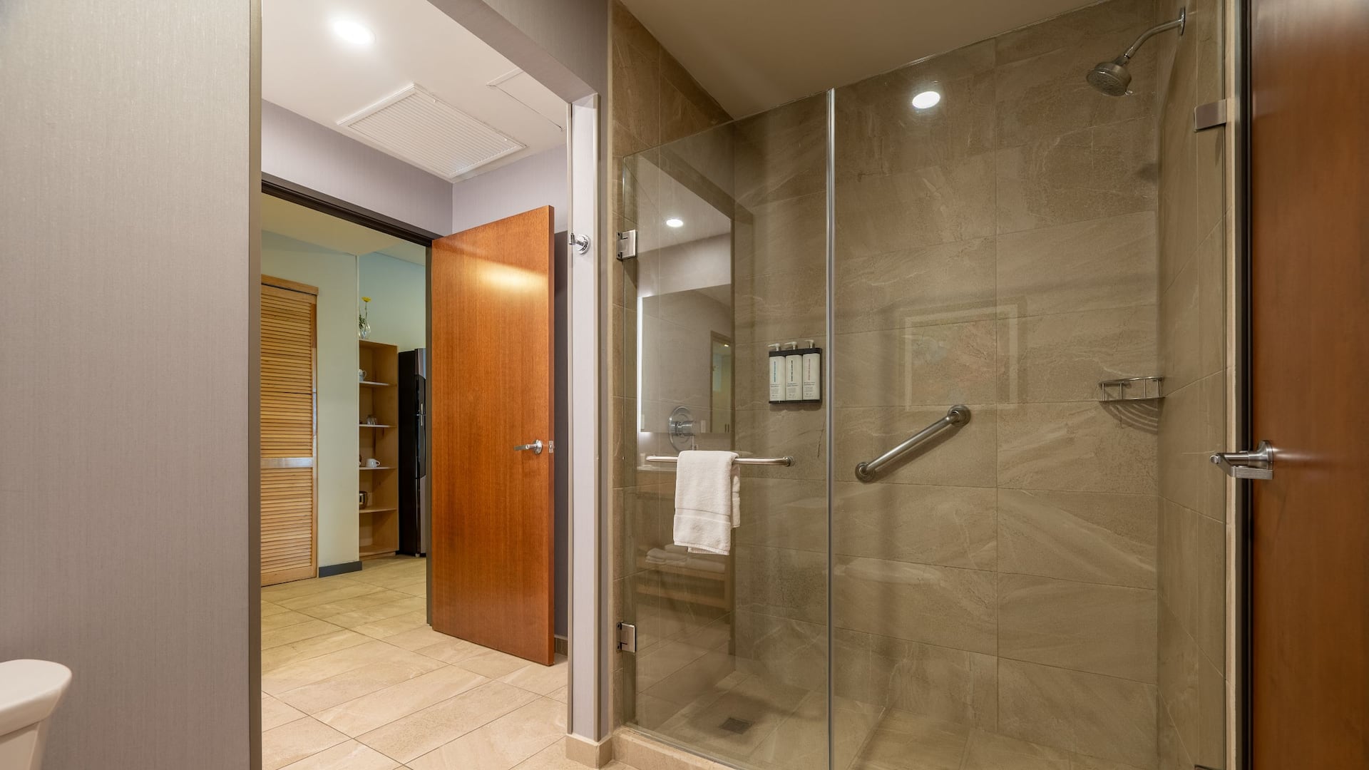 6 de 6 Hyatt Place Saltillo One Bedroom Suite King Bed Bathroom