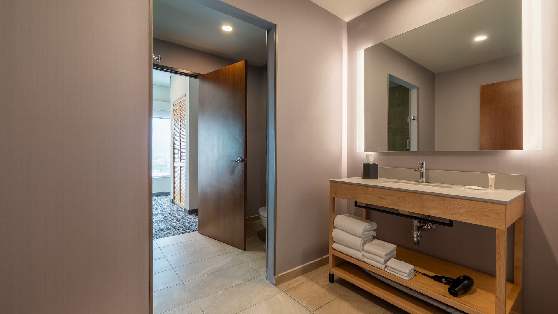 5 de 6 Hyatt Place Saltillo One Bedroom Suite King Bed Hall