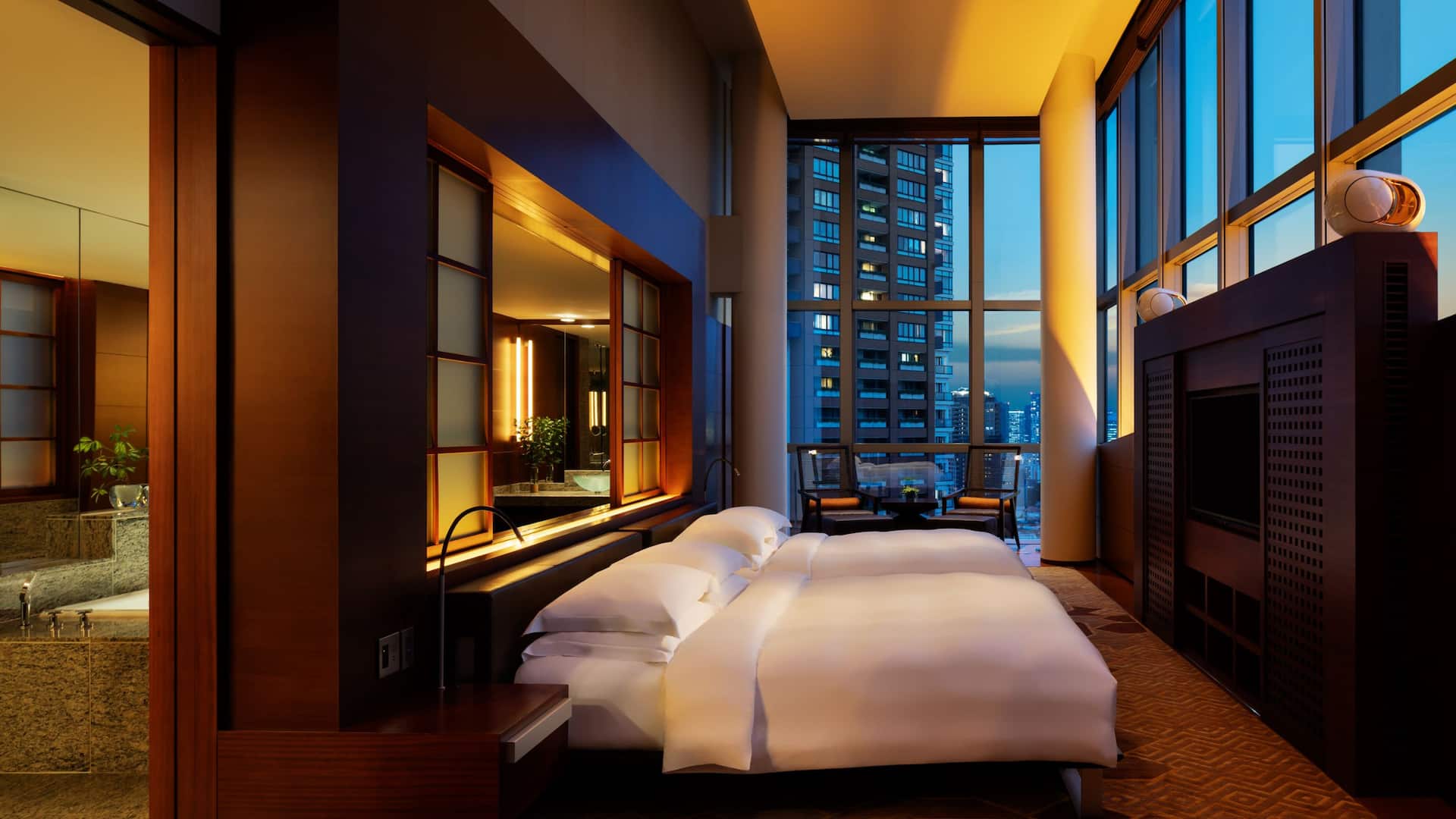 第 10，共 18 Grand Hyatt Tokyo Grand Presidential Suite Bedroom Night