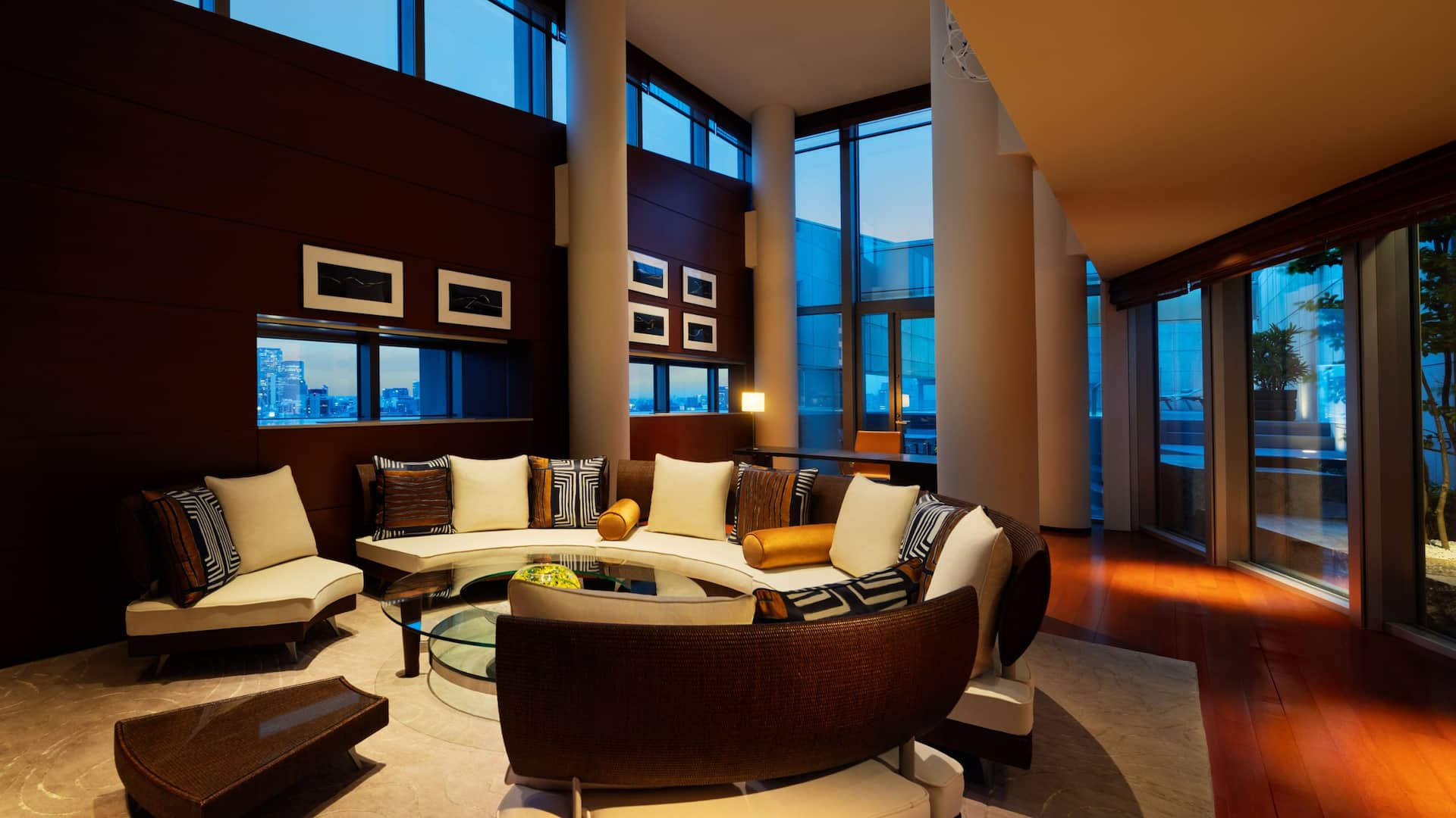 第 11，共 18 Grand Hyatt Tokyo Presidential Suite Living Room Window Night