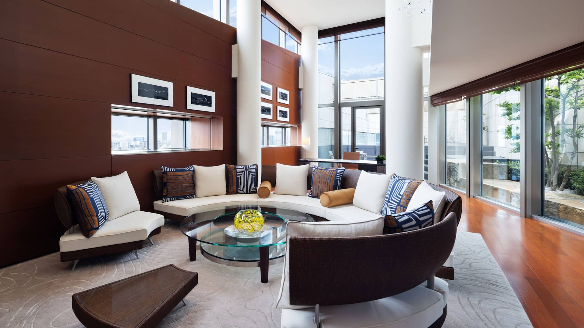 第 4，共 18 Grand Hyatt Tokyo Presidential Suite Living Room Window Daytime