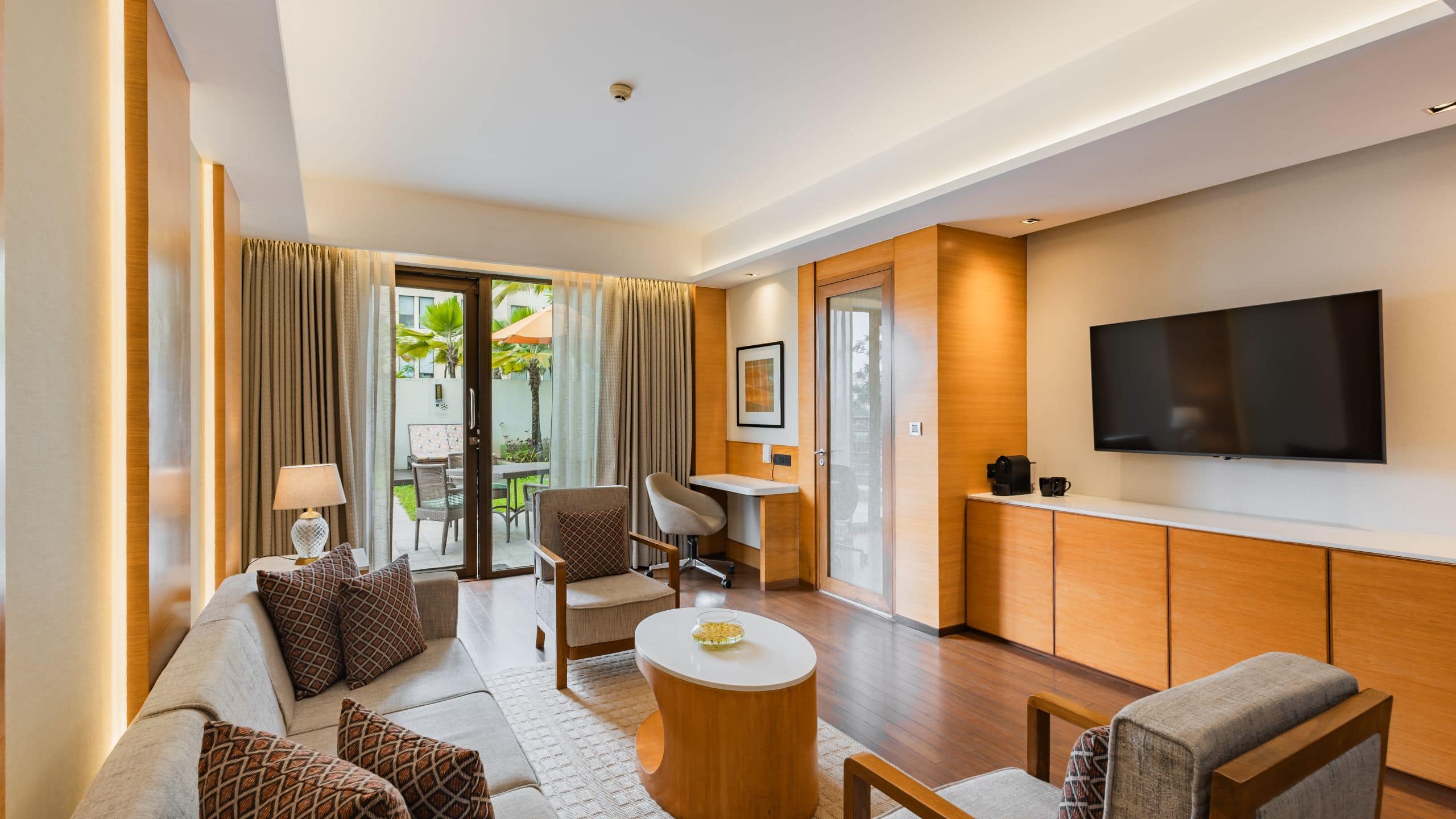 第 8，共 12 Hyatt Pune Garden Suite Living Room One