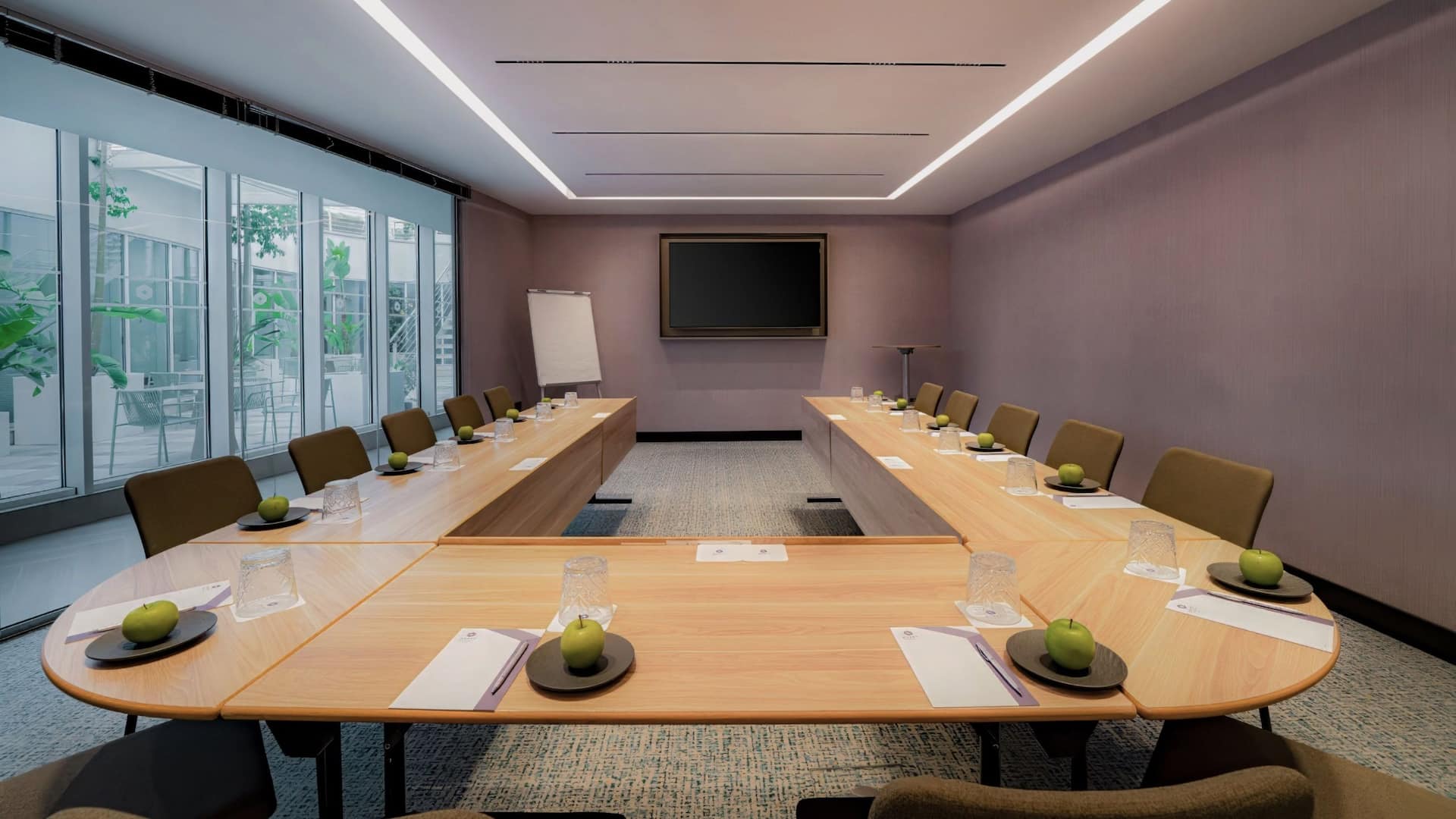 3 of 4 Hyatt Regency Malta Daffodil U Shape