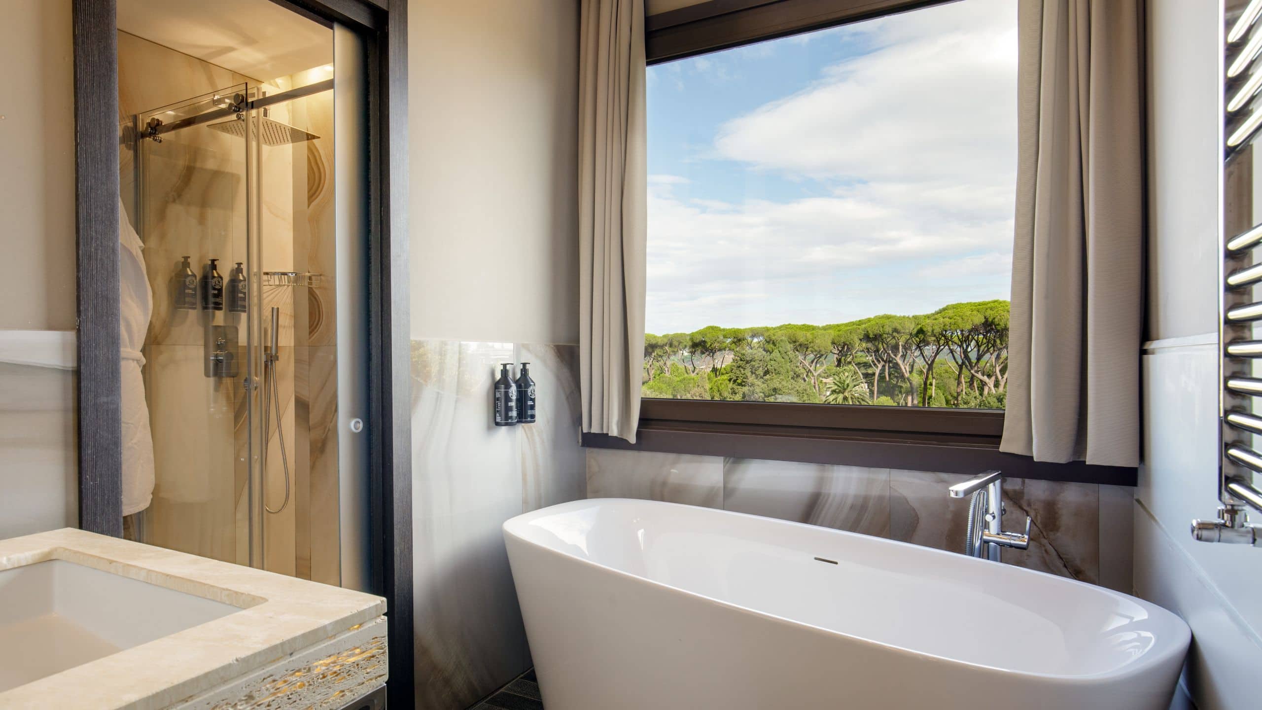 The Tribune King Junior Suite Deluxe Freestanding Bathtub Detail